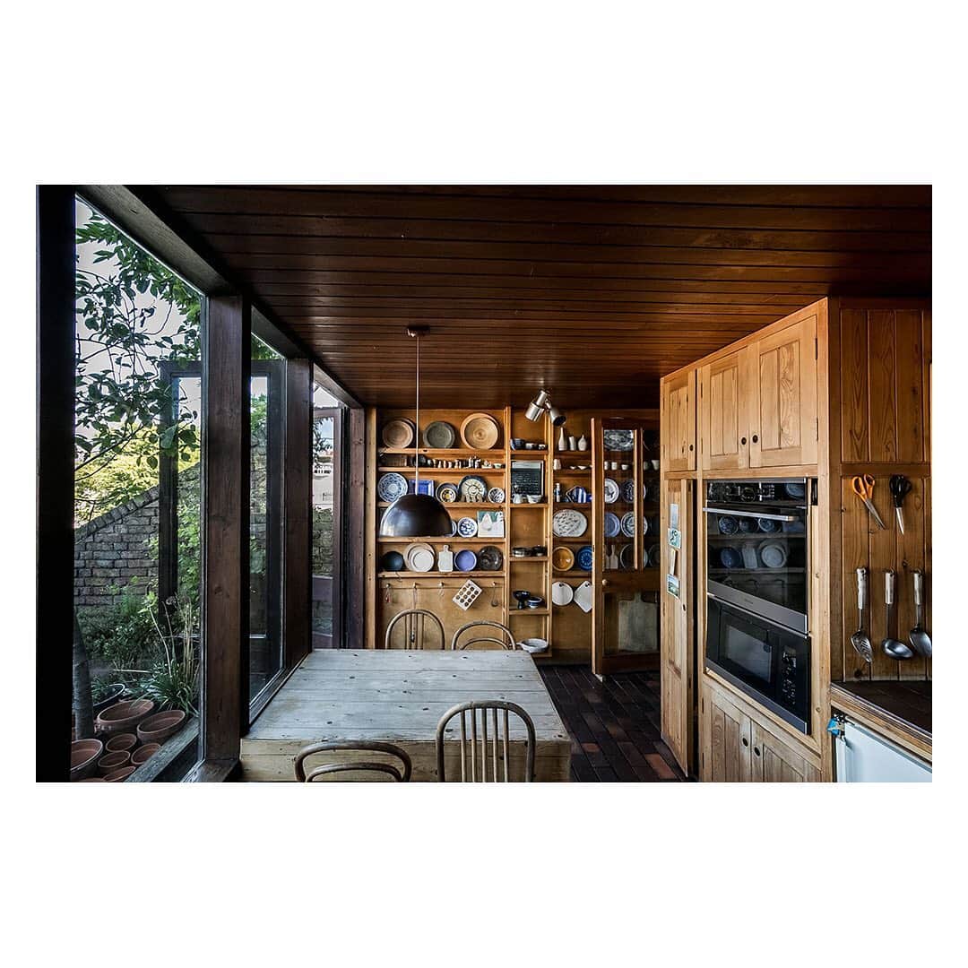 The Modern Houseさんのインスタグラム写真 - (The Modern HouseInstagram)「#forsale This Notting Hill home, with distinctive birch-ply interiors, was completed in 1973. Forty years later, it was awarded Grade II-listed status by Historic England who commended the architect for his ‘courage, invention and skill’. Click the link in our bio to see the sales listing.」3月11日 21時10分 - themodernhouse