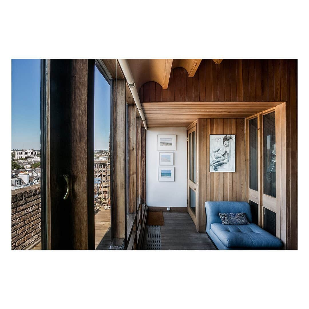 The Modern Houseさんのインスタグラム写真 - (The Modern HouseInstagram)「#forsale This Notting Hill home, with distinctive birch-ply interiors, was completed in 1973. Forty years later, it was awarded Grade II-listed status by Historic England who commended the architect for his ‘courage, invention and skill’. Click the link in our bio to see the sales listing.」3月11日 21時10分 - themodernhouse