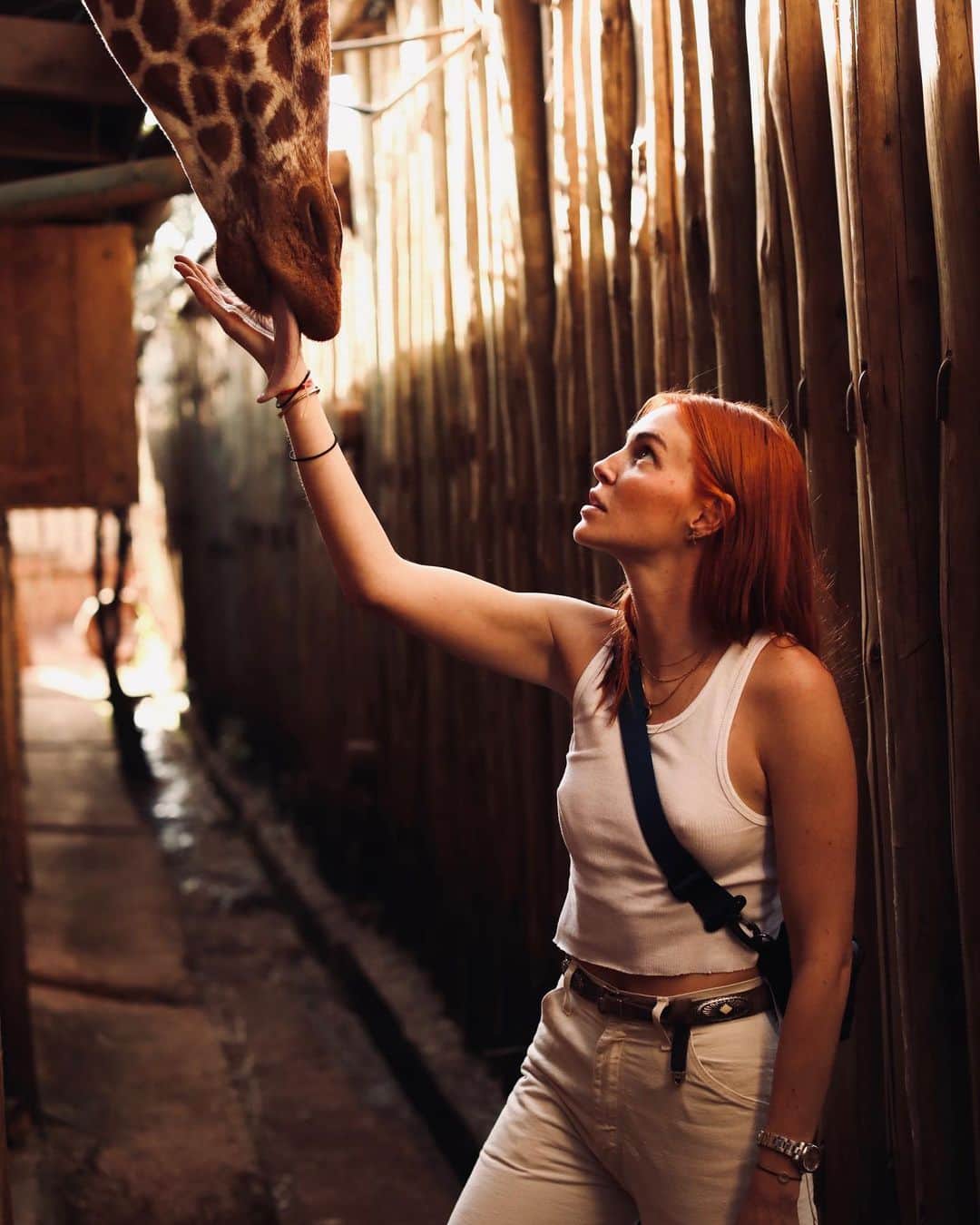 フィービー・ダールのインスタグラム：「This earth was made for all beings, not just human beings. We should respect animals more than people, as we’re the ones messing up this world, not them...if you take a moment, to listen. an animals eyes has the power to speak great wisdom ✨」