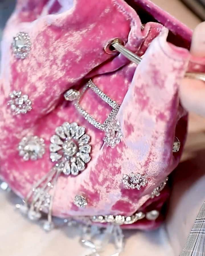 RJMStyleのインスタグラム：「MY NEW HANDBAG is sooo pretty it needed a dedicated post. 💓I can see me daughter Vail wanting you borrow this one XX 💋 #rogervivier」
