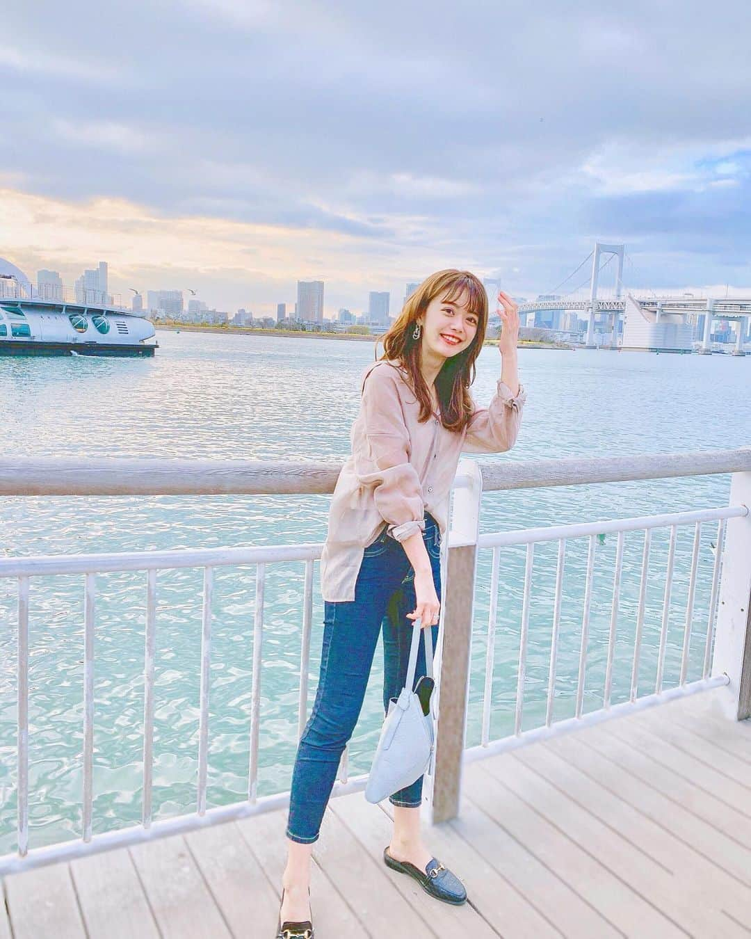 山崎春佳さんのインスタグラム写真 - (山崎春佳Instagram)「🌉🦐 . この間の♡︎ いっぱい謎なのとってもらったから載せちゃう😂🤣 . たくさん質問を頂いたこちらのシャツは @titivatejp の #バックスリットシアーシャツ です♡︎ 透け具合が今っぽくてかわいいっ。 . #me #tbt #coordinate #ootd #fashion #shirt #denim #jeans #titivate #titivatestyle #daiba #お台場 #シアーシャツ #ティティベイト #デニムコーデ #ガーリックシュリンプ #工事中 #大人カジュアル #レインボーブリッジ」3月11日 21時18分 - haruka_yamazaki