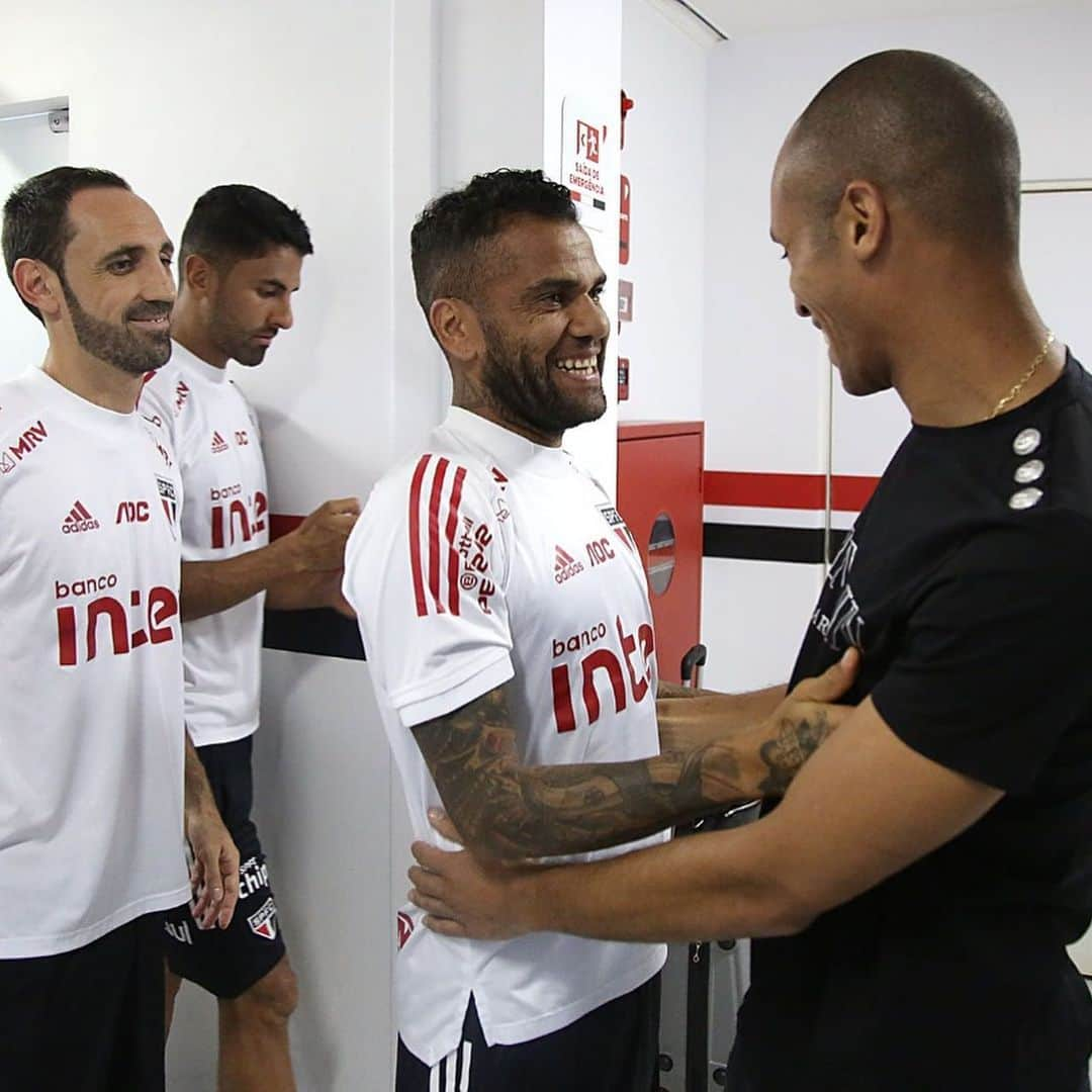 ミランダさんのインスタグラム写真 - (ミランダInstagram)「Foi um prazer passar a tarde com meus amigos do @saopaulofc ❤️ foto @rchirisp」3月11日 21時19分 - miranda023