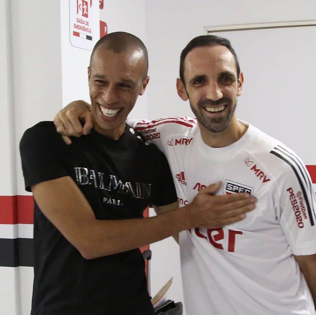 ミランダのインスタグラム：「Foi um prazer passar a tarde com meus amigos do @saopaulofc ❤️ foto @rchirisp」