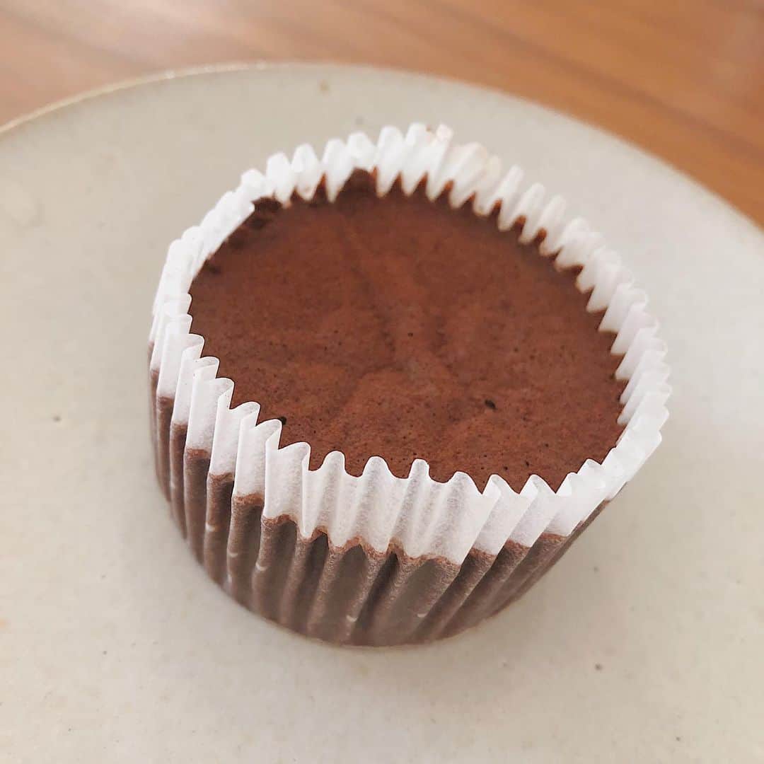 のインスタグラム：「濃厚すぎてびっくりだったセブンスイーツ🍫 大きな濃厚生チョコという感じで、ねっとり感が好き☺️ でも、チョコレート大好きな私でも、一度に一つは濃厚すぎる感じで😅何回かに分けて食べればよかった🤣 コンビニスイーツ、本当に美味しくて…恐るべしです😁💦 #岡部玲子 #子育て　#主婦　#アラフォーママ　#タレント　#レポーター　#40代　#コンビニスイーツ　#テリーヌショコラ　#セブンスイーツ 　#チョコレート　#mama #chocolate #seveneleven #sevensweets #love #happy」