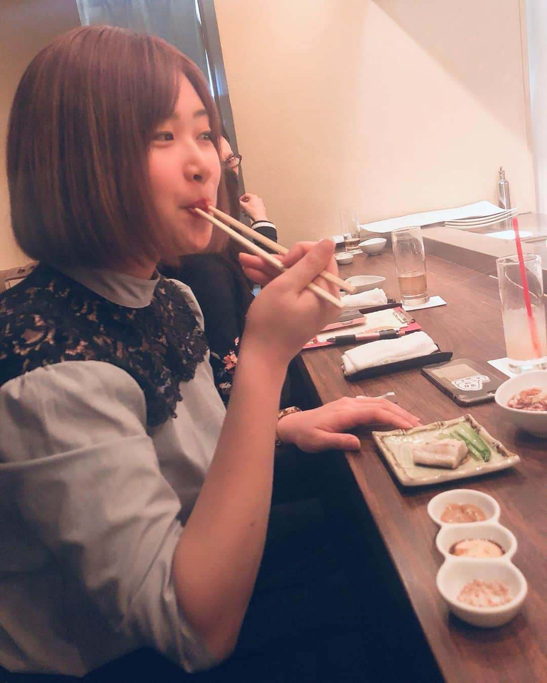 下平夏奈さんのインスタグラム写真 - (下平夏奈Instagram)「恵比寿にある大人の隠れ家的 鉄板焼き屋さん✨ 「鉄板焼キュイジーヌ バンブー グラッシィ 恵比寿店」 @bamboograssy.ebisu へ お食事へ行ってきました♩  私がいただいたのは "こだわりの野菜や魚介、 サーロインが食べられる鉄板焼きコース"  シェフが目の前でつくってくださる 一品一品のお料理が すっごく美味しいの！！！！ : : 【コース料理はこちら↓】 ・先付 ・鮮魚のカルパッチョ ・産直野菜の鉄板焼き ・木の子の鉄板焼き ・旬魚の鉄板焼き ・生雲丹と焼き飯 ・和牛サーロイン ・お好み焼き ミックス : : 本当に全てのお料理が美味しくて これがイチバン！っと決められないけど  その中でもオススメは 最後の〆に出てくる ふわっふわのお好み焼きかな✨  野菜のカリフローレも 初めて食べたけど美味しかった！  なぜ〆にお好み焼き？ 答えはお店のシェフに直接 聞いてみて♩  料理の美味しさはもちろん！ おもてなしや、 シェフの心づかいに 心温まる素敵なひとときでした♩  大切な人を連れて行きたくなるお店✨  家族が東京へ遊びに来た時は @bamboograssy.ebisu へ お食事に行こうとおもいます！ : : #バンブーグラッシィ #恵比寿鉄板焼  #鉄板焼き #バンブー #グルメ女子  #Bamboograssy #コース料理  #記念日 #ステーキ #和牛  #pr #コラボベース #food #ootd  #グルメ #健康 #肉好き #お好み焼き #魚料理 #スポーツ #食 #美容 #楽しい時間  #グルメレポ #グルメレポーター #mc #cm #media #sports #family : : 最後の写真は カウンター越しにシェフから 「本当に美味しそうに食べるね〜！」と 言っていただき 嬉し、恥ずかしの一枚(笑)」3月11日 13時07分 - kana0412.sss