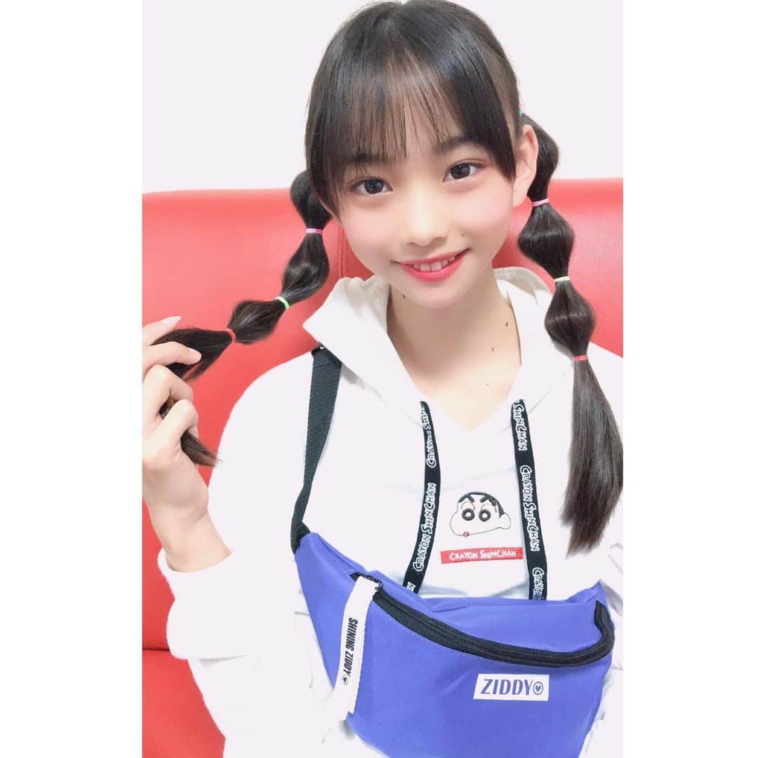 ニコ☆プチのインスタグラム：「今日もプチモのふろくのつかいかたを紹介！﻿ ﻿ ﻿ 今日は、レイヨ🦋﻿ ﻿ 今回のふろくは、なんとなんと豪華ZIDDYのウエストポーチ！﻿ 色も大好きな紫色💕﻿ お気に入りでさっそく使ってるよ٩( ᐛ )و﻿ クレヨンしんちゃんの白トレーナーに合わせてみたよ✨﻿ 紫色が映える~~~♡﻿ バックのなかには、アイシャドウやリップなど色々入れてるよ！﻿ 最近は、必ず除菌ウエットティッシュを入れてるー！﻿ コロナ対策✨みんなも気をつけてね😊﻿ ﻿ ﻿ #ニコプチ﻿ #ニコプチふろく﻿ #プチモのふろくの使い方﻿ #ニコプチふろくのある生活﻿ #付録バッグ﻿ #ジディー﻿ #ZIDDY﻿ #ふろく﻿ #松本麗世」
