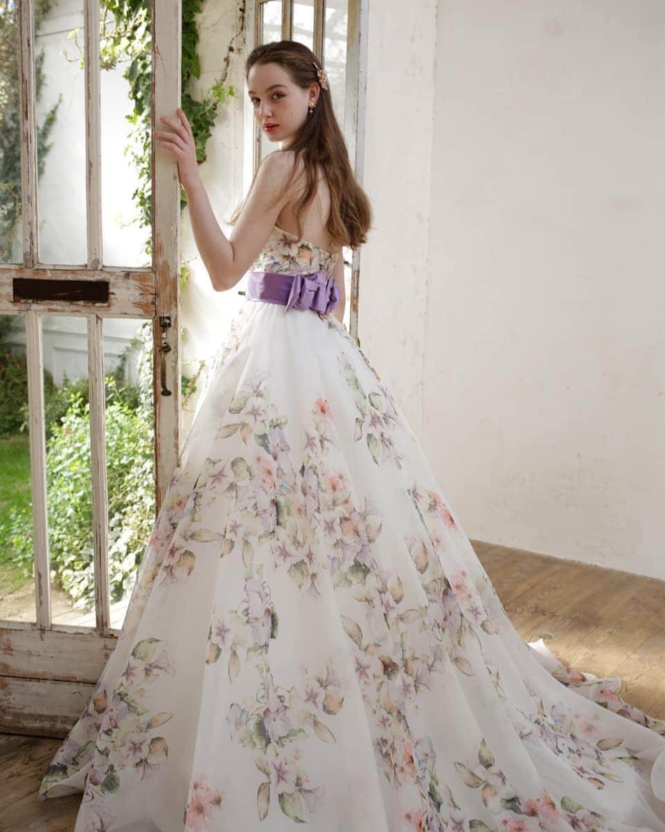 LAVIEEN ROSE Weddingのインスタグラム：「📣NEW SEASON’S MUST-DRESS 🕊﻿ ﻿ Spring color 🌷🌷🌷 ﻿ ﻿ 花びらを纏っているかのような﻿ 可憐なドレス♡ ﻿ ふわりと軽やかな﻿ 女性らしい柔らかく﻿ 優しい雰囲気を引き立ててくれる﻿ ﻿ #大人ドレス ﻿ ﻿ Dress…﻿ アストリッド﻿ ﻿ #ラビアンローゼ#結婚式#挙式#披露宴#プレ花嫁#全国のプレ花嫁さんと繋がりたい #日本中のプレ花嫁さんと繋がりたい#前撮り#前撮りポーズ#カラードレス#インポートドレス#ドレス迷子#ドレス探し#2020春婚#2020夏婚#装花#ウェディングブーケ#ナチュラルウェディング#ラスティックウェディング  #プレ花嫁 #ドレス選び #ドレス試着#結婚式 #花嫁 #カラードレス #お色直し#お色直しドレス #結婚式準備 #ウェディングドレス」