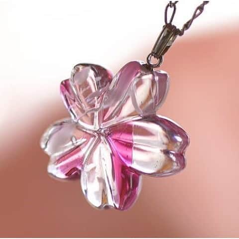 のインスタグラム：「サクラサク🌸  もうすぐ桜の季節ですね！ とーーーってもうつくしい、とっておきのアクセサリーはいかがでしょ♡  #laforme #桜 #さくら #サクラ #桜🌸 #ネックレス #アクセサリー」
