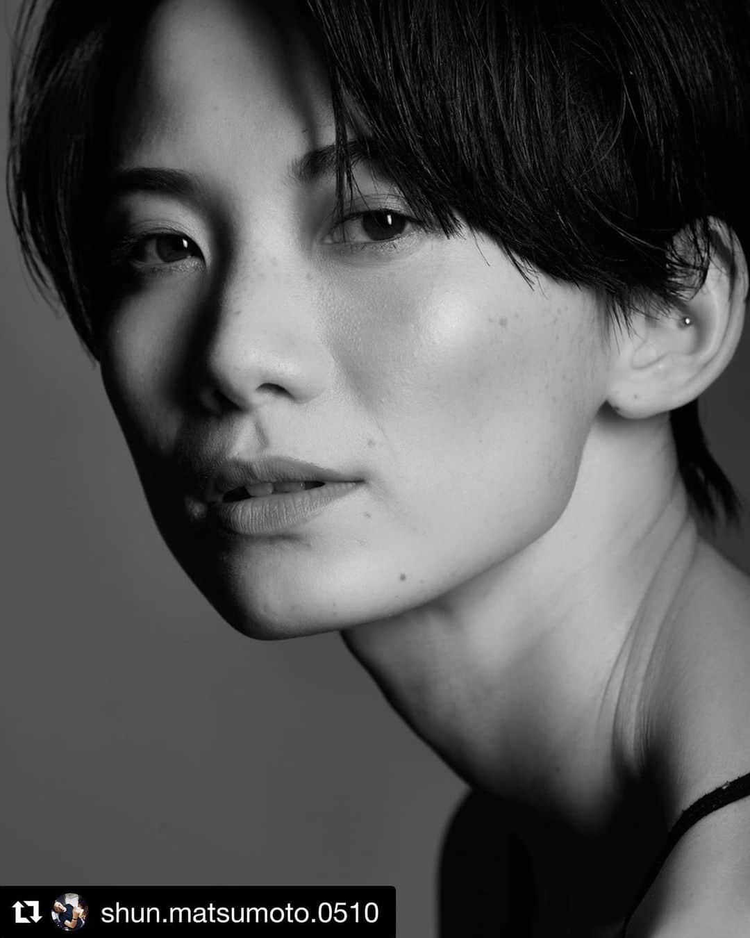平山奈美のインスタグラム：「thankyou  #Repost @shun.matsumoto.0510 with @get_repost ・・・ Photographer @ryo_chin_photography  Model @nami2712  Hair&makeup @shun.matsumoto.0510  #モノクロの世界 . . . #ポートレート#魅せるメイク#make#Shooting#撮影#ヘアメイク#モデル#コンポジ#メイク#hairmake#下着#ナチュラル#ランジェリー#アパレル#photographer#ファッション#ファッション誌#ヘアアレンジ#makeup#メイクアップ#コスメ#follow#広告#fashion#like4like#f4f#cute#instagood」