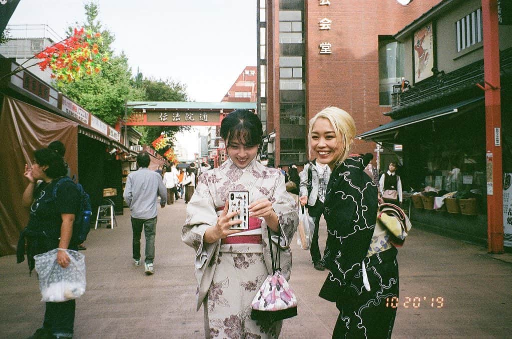 山内優花のインスタグラム：「TOKINEのお誕生日に﻿ 浅草散歩したときの写真﻿ ﻿ 私たちは3人でいれば最強だから、﻿ ﻿ お家で、ただただ語り合って﻿ 涙したり、笑ったり、って﻿ それで十分すぎて、外に飛び出すことが﻿ あまりなかったけれど、﻿ ﻿ 3人だからこそ、﻿ 外に飛び出したら何百倍、何億倍も﻿ ﻿ 楽しかったね﻿ ﻿ 私は何か新たな選択をするとき﻿ 2人の顔が必ず浮かぶ﻿ 2人ならどう言うかな、2人に胸を張れるかなって﻿ ﻿ それが私の中での正解への進み方﻿ ﻿ 現在も過去も、大変なことは突然訪れて﻿ 幸せを奪っていったりする。﻿ だから一緒にいれる時間や﻿ 感じれる気持ちを毎日きちんと大切にしたい﻿ ﻿ それを一緒に同じように良しとしてくれると﻿ 思える人に出会えて本当に幸せだ﻿ ﻿ 大切な日だから、大切な人のことを思う」