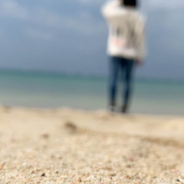 長嶺菜菜子のインスタグラム：「. 波の音﻿ 癒される𓇼𓆉﻿ ﻿ ﻿ ﻿ 少し曇ってたけど﻿ 海の色はそれでも綺麗🐠🏝﻿ ﻿ ﻿ ﻿ 沖縄北谷にあるアラハビーチ🐚🌵🌺﻿ ﻿ ﻿ 那覇から車で30-40分くらい🚘﻿ ﻿ ﻿ バスケットコートや遊具もあって﻿ 夏にはBBQもできる﻿ ﻿ ﻿ 夕陽もすんごい綺麗に見えるから﻿ 朝から夕方まで地元の人や観光客、﻿ いろーんな人がたくさん利用してる👩🏽‍🦰👱🏼‍♀️👨‍🦰👩‍🦱👦🏽👧﻿ ﻿ ﻿ ﻿ 海が近くにある環境✨﻿ ﻿ 沖縄にいたら当たり前だけど﻿ 普通に考えたら贅沢な幸せな事だよなぁ﻿ ﻿ ﻿ 沖縄を出てはじめてその有り難さがわかる🙏﻿☺️ ﻿ ﻿ #沖縄﻿ #ビーチ﻿ #アラハビーチ﻿ #旅なな」