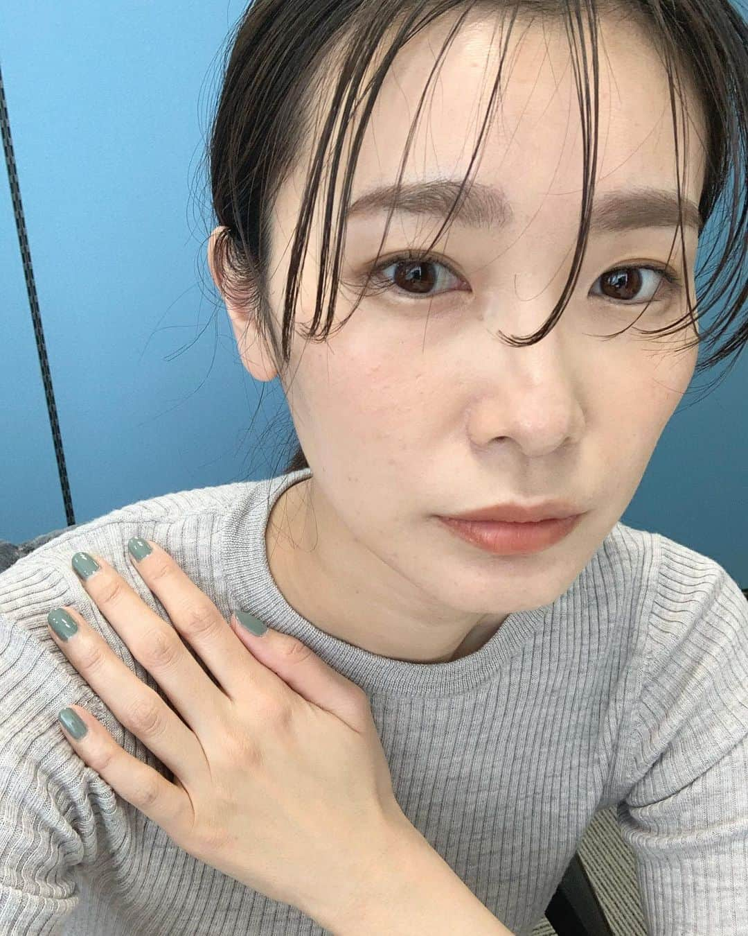 永瀬かおるさんのインスタグラム写真 - (永瀬かおるInstagram)「うざうざバング継続です✂️ threeのnailがお気に入り♡ こいめの抹茶ラテcolor🍵🥰 #nail #hairmake #うざバング #抹茶カラー　#ネイル見せたかっただけの無意識謎ポーズ」3月11日 14時00分 - nagase_kaoru