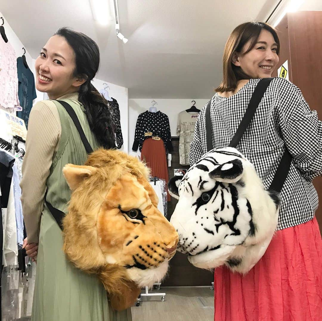 徳重杏奈のインスタグラム：「👓﻿ あすの #ハヤリモン は﻿ お得が大好きお得重です！﻿ ﻿ 久美子さんと﻿ いちごの食べ放題﻿ （ビュッフェではありません🍓）﻿ 激安なのにかわいい洋服店、﻿ さらに激安青果店を巡りました。﻿ ﻿ VTRではご紹介し切れなさそうなので…﻿ 写真の動物はリュックです🐅﻿ ﻿ 久美子さん似合うなぁ😙❣️﻿ ﻿ ﻿ ﻿ #小椋久美子 さん #オリンピアン #お得重杏奈 #メガネ女子 #名古屋 #メーテレ #アナウンサー #ドデスカ #徳重杏奈﻿ #ootd #unitedtokyo #stunninglure #droite」