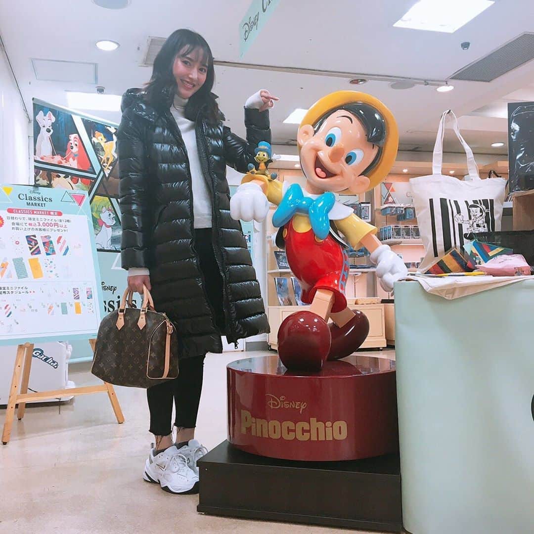 松本リコのインスタグラム：「・ ・ ・ ・ ディズニークラシックマーケット 行ってきた♡♡ ・ 愛しのジミニー♡ ・ ・ ・ #japanesegirl #japangirl  #japanesemodel #japanmodel #yahoo #お洒落 #インスタグラマー  #インフルエンサー #撮影 #ハーフ顔 #ハーフモデル #fashion #通販モデル #ファッション #楽天 #通販 #ディズニークラシックマーケット #小田急百貨店新宿店」
