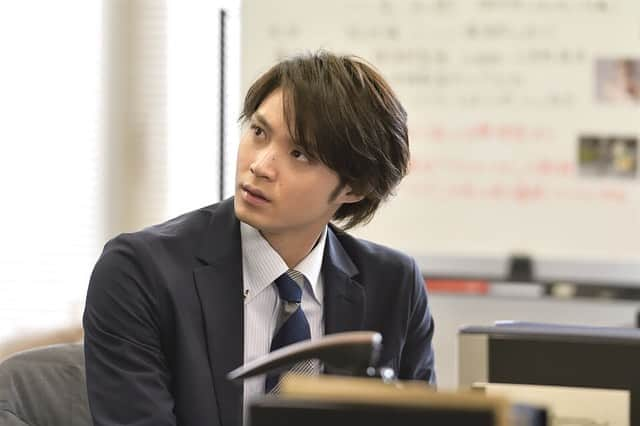 木曜ドラマ『ケイジとケンジ～所轄と地検の24時～』公式さんのインスタグラム写真 - (木曜ドラマ『ケイジとケンジ～所轄と地検の24時～』公式Instagram)「﻿ ‪／‬﻿ ‪#ケイジとケンジ‬﻿ ‪#最終回まで‬﻿ ‪#あと1日‬﻿ ‪＼‬﻿ ﻿ ﻿ ‪場面写真が届いております。‬﻿ ﻿ ‪重大事件に挑む刑事課！‬﻿ ﻿ ‪刑事・目黒元気(#磯村勇斗)も‬﻿ ‪真剣なまなざしで‬﻿ ‪解決へ向けて奔走します。‬﻿ ﻿ ‪彼の恋のゆくえにもご注目！‬﻿ ﻿ ‪#ケイジとケンジ‬﻿ ‪#最終回は明日‬﻿ ‪#3月12日放送‬」3月11日 14時29分 - keijitokenji