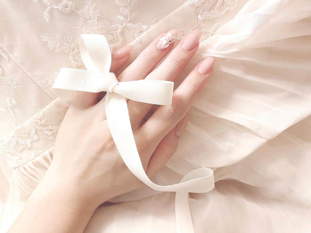 のインスタグラム：「NEW NAILS💖 @moanail.37 . . . かわいいかわいいかわいい💗💗💗 初めて思いっきりお花！っていうネイルが やりたくなっていつものさなさんに やっていただきました🤪💕 . 私がやりたいって見せた画像と まったく同じくらいの再現度で 綺麗すぎて凄すぎて感動🥺！！ . . 人気店になりすぎていて 予約困難になってきているの🌟 . 個室だからこのタイミングでも 安心して施術を受けられたよ💗 . . 行くたびに爪が強くなって綺麗になって幸せ💕 毎回笑いながらネイルしてる🤣 . いつもありがとうございます🙏🏻 次はなににしようかなー✨ . . #nails #nailsofinstagram #nailstyle  #newnails #whitelily #lilynails #love #白百合 #白百合ネイル #3Dnail #3D #かわいい #さなさん凄すぎる #ネイリスト #ストーン #シルク #キラキラ #大人ネイル #モテネイル #nailstagram #映えネイル #wakanastyle #wakanabody #check5230」