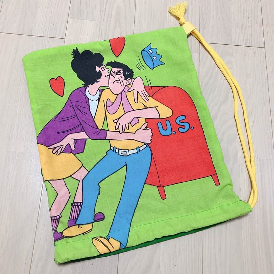 和田美枝のインスタグラム：「方ひもナップサック🎒👩‍❤️‍💋‍👨❤️ #ナップサック #古着屋さんで見つけた #kiss #枕カバーで #作ってみた #すごい雑いけれど #すでに愛着 #夜にやりがちで #肩こりえぐい #裏っかわはミドリ #この色みてみな様にお伝えしたいことは #アイス #ルマンドの抹茶味めちゃ美味しいよ #です」