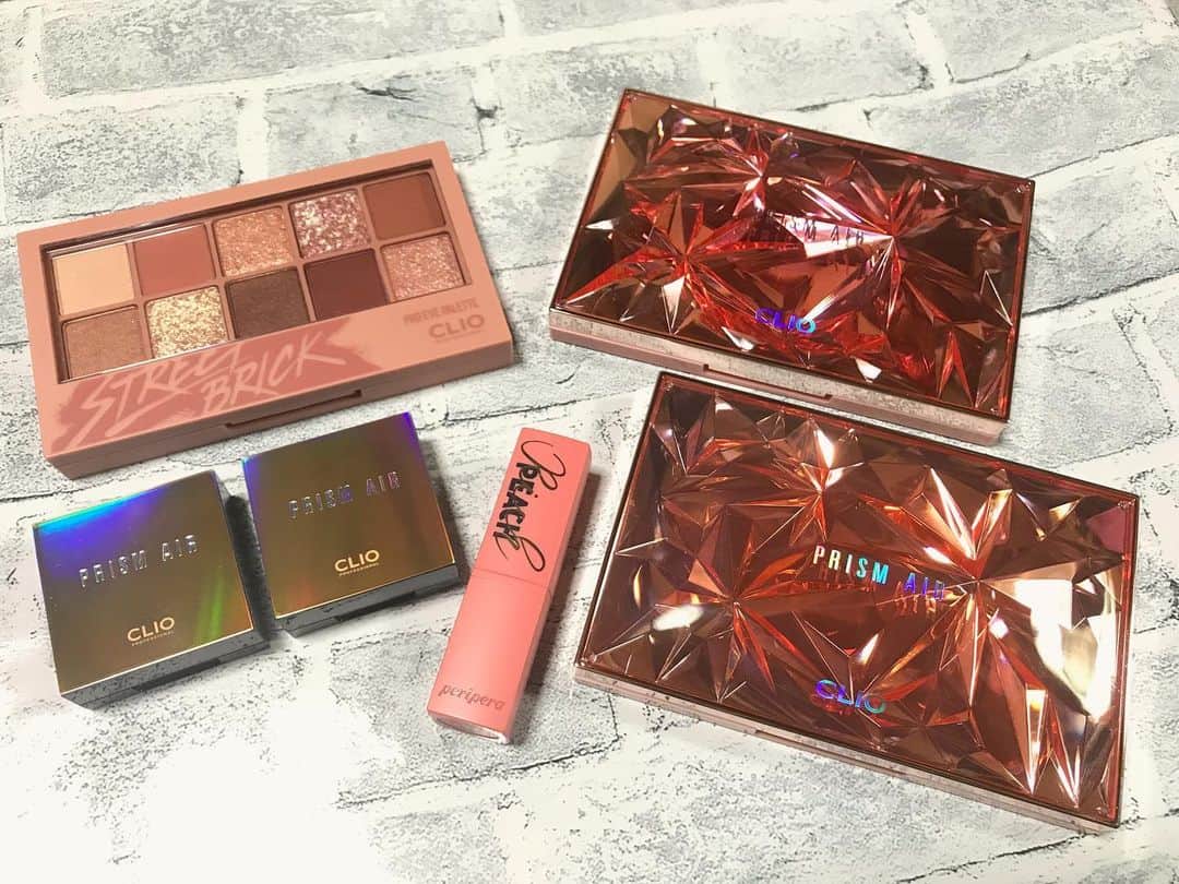 小嶋晶子のインスタグラム：「I 💙 cosmetics! #clio #eyeshadow #prismair #redbud #peachciral #prismaireyepalette #1 #coralsparkle #2 #pinkaddict #proeyepalette #4 #streetbrick #peripera #lipstick #peachmilktea」