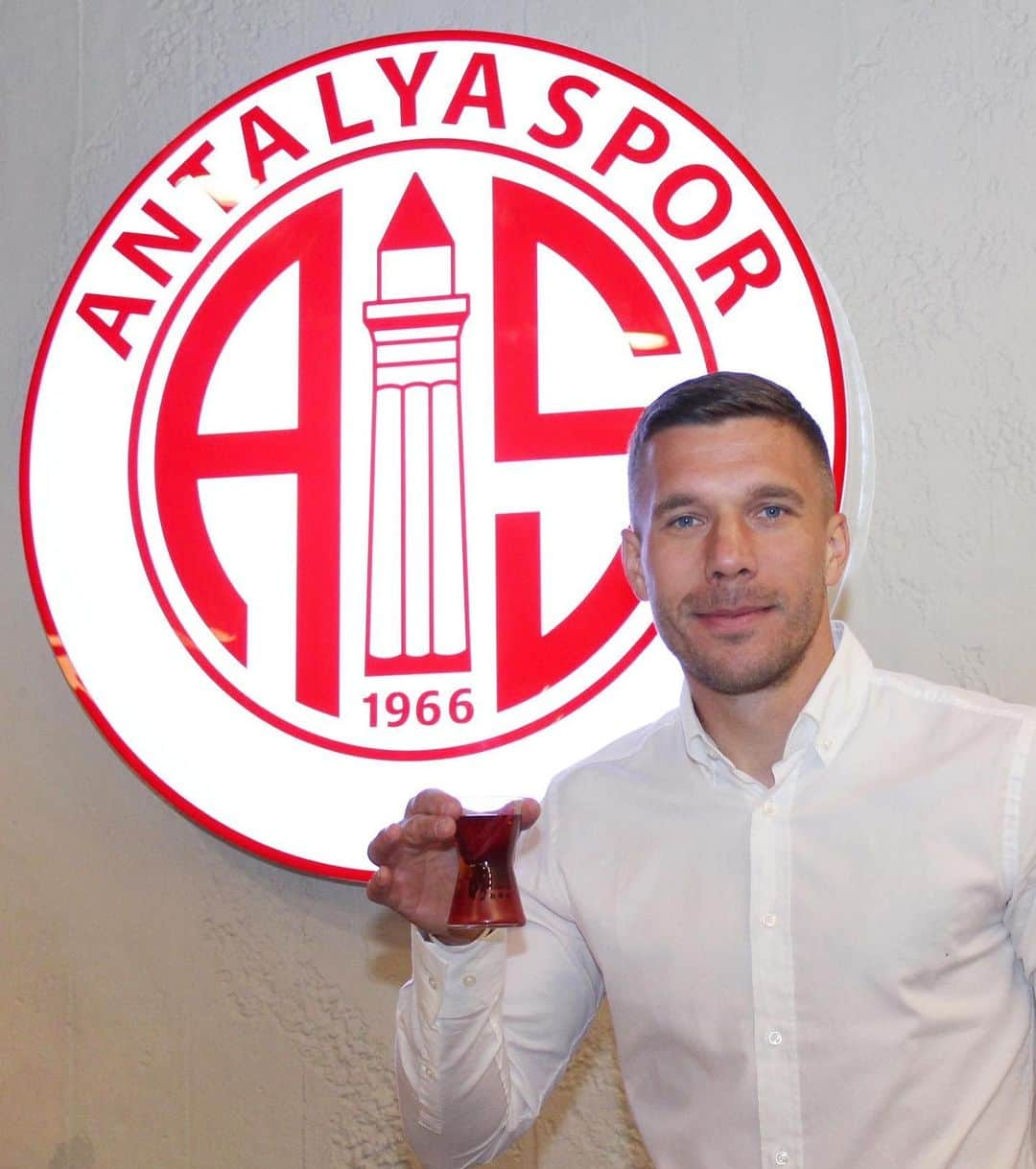 ルーカス・ポドルスキさんのインスタグラム写真 - (ルーカス・ポドルスキInstagram)「Günaydın Antalyaspor Ailesi! ☕️🇹🇷 @Antalyaspor #çaybae」3月11日 15時13分 - lukaspodolski