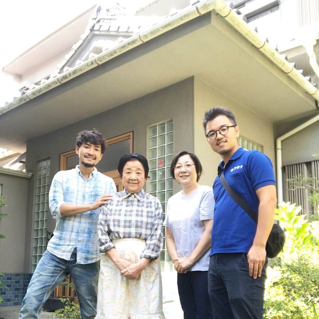 小柳津林太郎のインスタグラム：「震災から丸9年。﻿ 僕の母方の実家、実は宮城県気仙沼なのです。﻿ ﻿ 子供の頃からちょこちょこ行ってる気仙沼は とても素敵な港町で、漁業が有名ですが それ以外の自然も魅力的なのです。﻿ ﻿ 今年もちょこちょこ旅しに行こうかと思います。﻿ ﻿ 震災で被害に遭われたすべての方々が、 今日も明日からも笑顔で過ごせるよう祈ります。﻿ ﻿ コロナで大変なこのご時世だからこそ、﻿ 個人的には、旅含めて消費をたくさんしていくし そのためにも目先の仕事をがんばらなです。﻿ ﻿ ﻿ ちょっと前の写真ですが、﻿ 写真1枚目：祖母、叔母、従兄弟﻿ 写真2枚目：安波山からみた気仙沼の景色 ﻿ ﻿ ﻿ 📍Kesennuma , Japan﻿ ﻿」