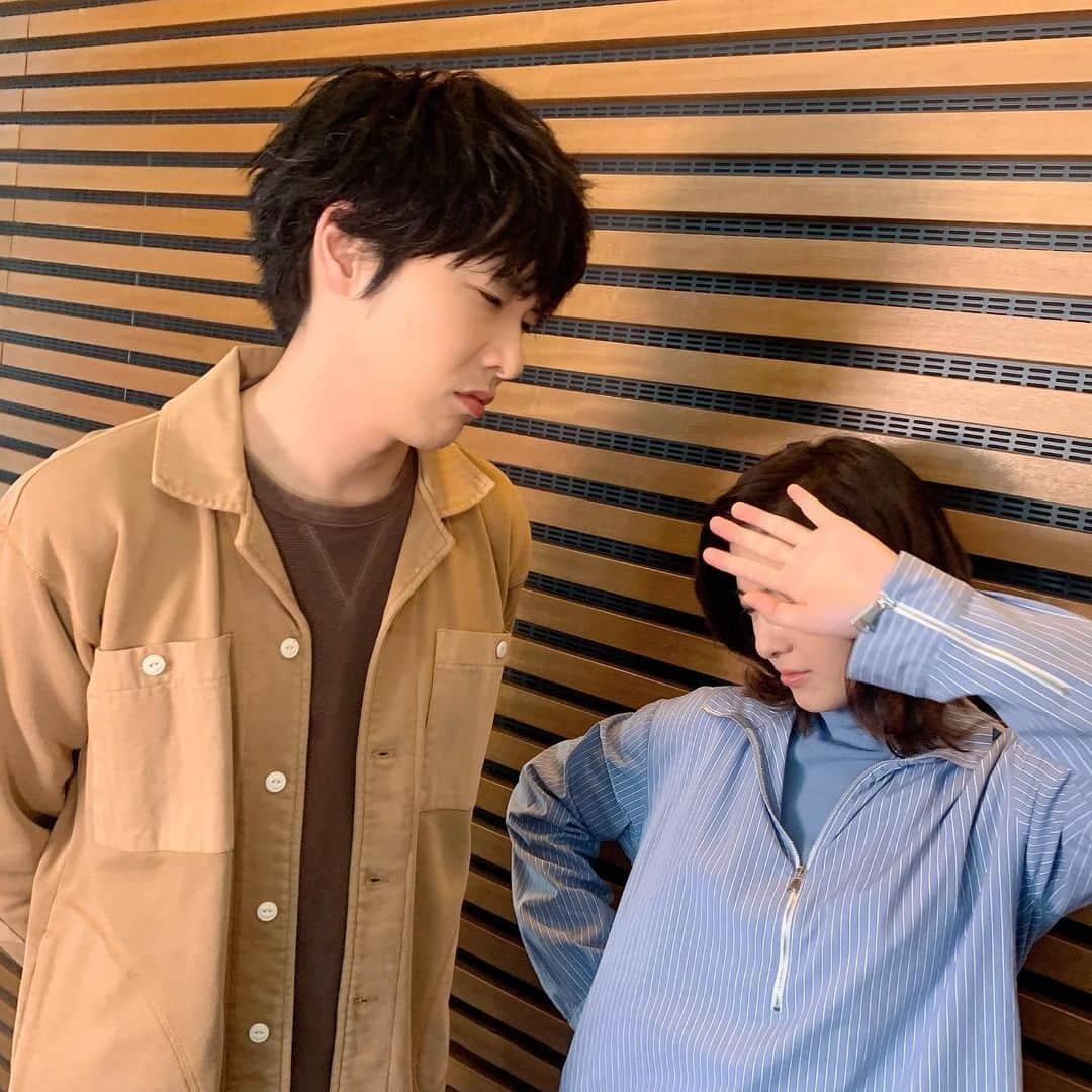 のインスタグラム：「どもっ🙌✨電波ジャック無事終了ー😆どの番組さんもたくさん特集してくださり、感謝です😭✨朝から何回「尾高沼」と「首もげキス」というワードを聞いたか😂朝早くから頑張ってくれた吉高さん、柄本さん、重岡くんに大きな拍手を👏そんな3人揃ったバゲットの生放送終わりに🕺前回《ケイト目線》の尾高さん写真が大好評だったので、今日は《野中目線》を👀✨野中本人が撮ってくれました🤳「えー野中が撮るのー？😒」ってふざけながらも最後はちゃんと笑顔になる２人🥰知らなくていいコト、ほんとチームワーク抜群でした☺️今日で終わり寂しいなー😢#知らなくていいコト #知らコト #日本テレビ #水ドラ #吉高由里子 #柄本佑 #重岡大毅 #ジャニーズWEST #最終回の映像なかなか衝撃でしょ #バックハグもあるし #それ以上もあるので #それは最終回のオンエアで #そして闇落ち野中 #いや #ヤバ落ち野中もお楽しみに #なかなかの衝撃映像になってます」