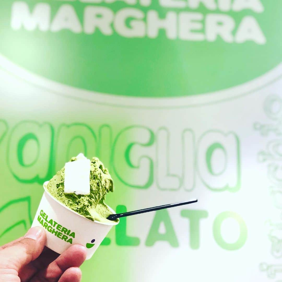 さんのインスタグラム写真 - (Instagram)「. . 🍦抹茶黒蜜求肥 . 春めいてきた今日この頃 マルゲラでは秋冬フレーバーの 【ほうじ茶】が終了して 【抹茶】になりました。 . 今年の【抹茶】には 黒蜜ときな粉、そして、 求肥をトッピング . 和テイストのジェラートを是非！ . 〜お知らせ〜 3月5日より、午後2時開店の時短営業で 皆様には大変ご迷惑をおかけしております。 . 当初、13日までの時短営業を予定しておりましたが、 昨今の状況を鑑みて、 当面の間、下記営業時間に変更させていただきます。  平日•土曜•祝日/2:00 p.m.〜10:30p.m. 日曜/2:00p.m.〜10:00p.m. . 何卒ご理解の程、宜しくお願い致します。 . #gelateriamarghera_japan #marghera #gelato #icecream  #ジェラテリアマルゲラ #マルゲラ #ジェラート #アイスクリーム #専門店 #麻布十番 #カフェ #春 #抹茶 #黒蜜 #求肥 #和  #artigianale」3月11日 15時33分 - gelateriamarghera_japan