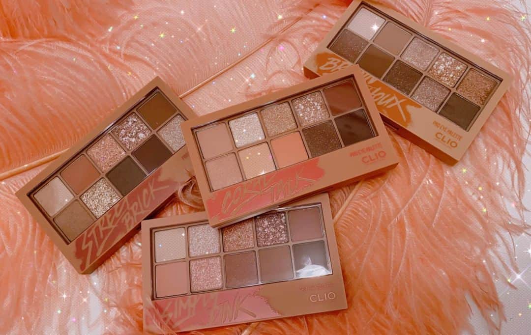 SKINGARDEN［スキンガーデン］さんのインスタグラム写真 - (SKINGARDEN［スキンガーデン］Instagram)「Clioのプロアイシャドーパレットが入荷されました💎﻿ ﻿ ﻿ デイリーもパーティもいつでも使えます💖﻿ 一つのパレットにマットからラメまで普段使いしやすいカラーがそろっています！﻿ ﻿ ❣️1番:simply pink ﻿ ❣️2番:brown chow ﻿ ❣️3番:coral talk ﻿ ❣️4番:street brick ﻿ ﻿ ﻿ #clio #clioeyeshadow #makeup #skingarden #クリオ #クリオアイシャドー #韓国 #韓国すきな人と繋がりたい #ペリペラ #韓国メイク #コスメ#新大久保 #新大久保カフェ #可愛い #bts #방탄소년단 #정국 #지민 #진 #슈가 #可愛いコスメ #lfl #follow #いいね #いいね返し #japan #korea #motd💄#3ce #etudehouse」3月11日 15時35分 - skingarden.jp