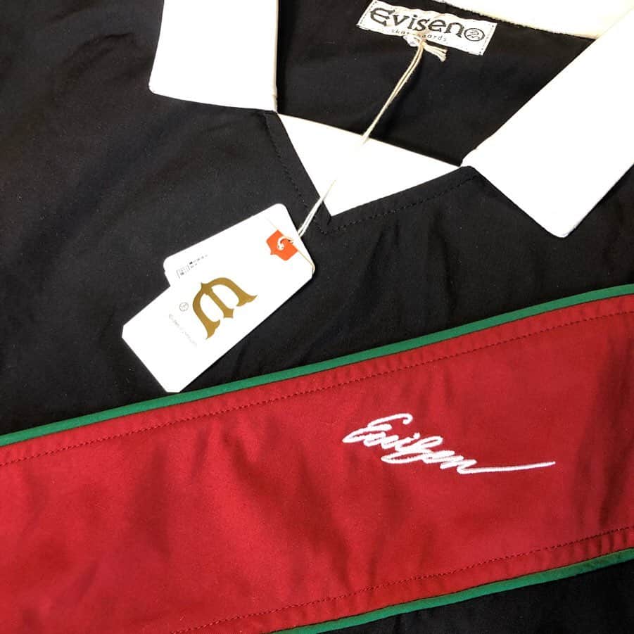 のインスタグラム：「EVISEN から新しいアパレルが到着🦐 サッシュが付いた襟付きジャージー、ROYAL SASH JERSEY。それとセットアップになる ADRIAN PANTS。 前回出ていた EASY AS PIE PANTS をベースに通気性とストレッチ機能がアップデートされた EVENING PANTS👖  今回もスケーター目線のアパレルに仕上がってます💁🏻‍♂️ @evisenskateco #evisen #evisenskateboards #skateboard #skateboarding #skater #カリフォルニアストリート #カリスト #スケートボード #スケボー #スケーター #californiastreet #calst」