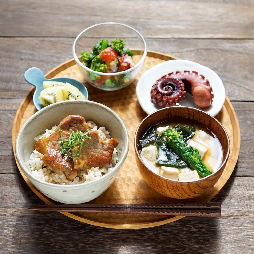 hirokoさんのインスタグラム写真 - (hirokoInstagram)「2020.3.11（水）﻿ ✽.｡.:*・ﾟ #hiroponのおうちごはん﻿ ﻿ 今日の#昼ごはん は @premium_mark_a さんの ﻿ 『Mark Aプレミアムたこ』メニューで〜す﻿ #タコと菜花のサラダと#タコの柔らか煮﻿ ﻿ menu📝﻿ ▪︎ 豚ヒレ肉丼（玄米雑穀ごはん150g）﻿ ▪︎ 豆腐とワカメの味噌汁﻿ ▪︎ タコの柔らか煮﻿ ▪︎ タコと菜花のサラダ﻿ ▪︎ キウイ﻿ ﻿ ― 502kcal ―﻿ ⦿ タンパク質 37.5g﻿ ⦿ 脂質 9.0g﻿ ⦿ 炭水化物 65.3g﻿ ﻿ #しっかり食べるダイエットごはん 継続中...﻿ お昼を多めに1日 1300kcalの食事をしてま〜す﻿ 今日のお昼は502kcalで少し多めだった💦﻿ そんな時は夜ごはんで調整します﻿ ﻿ 「ﾌｩｰ お腹いっぱい！ ごちそうさまでした」﻿ ﻿ ﻿  #あ印 『Mark Aプレミアムたこ』🐙﻿ 今すぐチェックしてみて👉🏻 @premium_mark_a﻿ ﻿ ﻿ ﻿ .........The end 🍚﻿ #MarkA #マークA #最高級タコ #高タンパク低カロリー #PFC #ダイエット中 #タンパク質はしっかり #ヨムーノ  #インスタフード #おうちごはん通信 #おうちごはんLover #くらしメイド #フーディーテーブル #マカロニメイト #デリミア #デリスタグラマー #バランスの良い食事 #てづくりごはん365 #うちのシェフ #家ごはん #snapdish #macaroni #locari_kitchen #lin_stagrammer﻿ ・」3月11日 15時54分 - hiropon0201