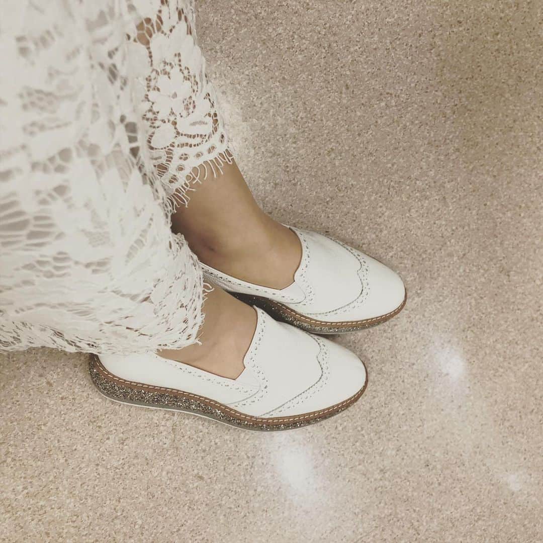 川田裕美さんのインスタグラム写真 - (川田裕美Instagram)「ヒール👠履いている衣装写真に「もう履けるようになったんですね！」とコメント頂いたりするんですが、まだそこまで回復していません…😢その日に撮った写真ではないんです。 今はこういうフラットな靴に助けられています！足の痛みはそう簡単には消えないんですね…😢」3月11日 15時55分 - hiromikawata163