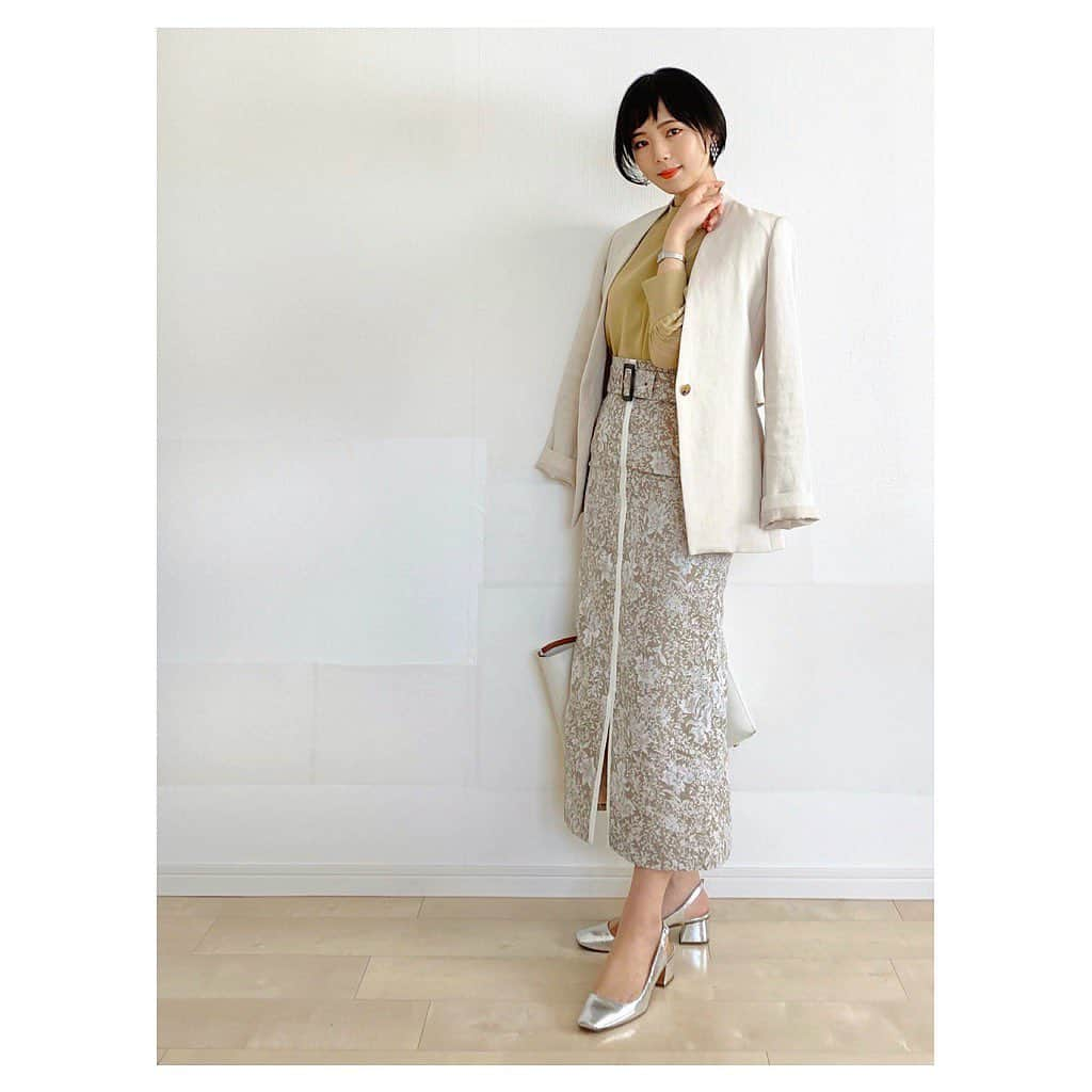 さやさんのインスタグラム写真 - (さやInstagram)「新しいスカートを買いました〜🪐❁* ・ knit. #unaca skirt. @fray_id  jacket. #allureville pumps. #fabiorusconi  bag. #gianninotaro #carolj pierce. #時空間 watch. #vidaplus ・ ベージュの花柄に, 白のパイピングが入ったスカートです☺️✨春っぽい〜 甘すぎる花柄は苦手なので, このくらいがちょうどよくてすき◎ くすんだイエローと合わせて, 全体的にドライな色合いにしました。靴・アクセサリーはシルバーです。 ・ 春はベージュ×くすんだ色が大人っぽくてかわいいので, たくさん試したいです(♥ŐωŐ♥) ・ ・ ・ #オフィスカジュアル #オフィスコーデ #通勤コーデ #olコーデ #ジャケットコーデ #スーツ女子 #弁護士 #春コーデ #オレンジメイク #くすみカラー #花柄スカート #frayid #リネンジャケット #スクエアトゥ #シルバー小物 #オレンジリップ #韓国ピアス  #ショートヘア」3月11日 21時41分 - saya_wear