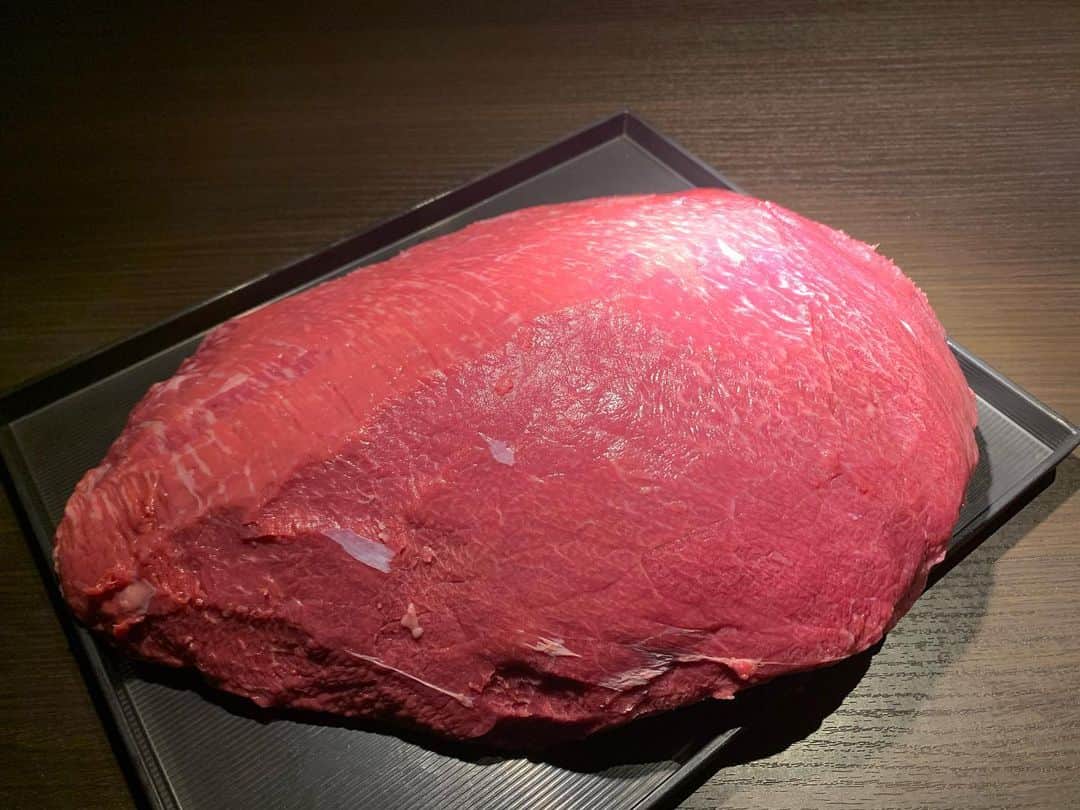 炭火焼肉BISTRO山城牛さんのインスタグラム写真 - (炭火焼肉BISTRO山城牛Instagram)「. 🐮 🐮 【炭火焼肉bistro山城牛】 本日も元気に営業しております🐯 . 本日のオススメは ❗️かめのこ❗ 脂身が少なく赤身の旨味✨がたっぷり詰まった部位でございます。 名前の由来が切った肉の断面が亀の甲羅🐢に似ている事から来ています。 あまり焼かずレア気味に召し上がるのがオススメでございます🤤 赤身好きにはたまらないと思います。 是非お求めください🙇‍♂️ . . . 🐮 🐮 〜 当店のご紹介 〜 那覇市松山 沖縄県産黒毛和牛 【山城牛】のA5ランクを焼肉で提供する専門店🐮 ボトル、グラス共にワインの品揃えは県内随一🍷 @yamasiro029 . . 〜 系列店舗のご紹介 〜 . 那覇新都心 本格和洋創作が豊富なドリンクと一緒に一つのテーブルで楽しめる🍽 【和洋ダイニング おもろはうす】 @omorohouse . 那覇市牧志(沖映通り) 幻の和豚 交配率100%の純血金武アグーのみを使用する専門店 【金武アグーしゃぶしゃぶ 琉球】 @kinagu.ryukyu . ご予約は各アカウント、その他グルメサイトからお願い致します🙇‍♂️🙇‍♀️ . . #沖縄 #炭火焼肉 #bistro #山城牛 #沖縄焼肉 #肉 #那覇市 #那覇市松山 #和牛 #ワイン #誕生日 #okinawa #naha #yakiniku #wagyu #wine #instagram #instagramer #foodstagram #foodie #foodporn #instagood #デート #接待 #顔合わせ #かめのこ#おもろはうす #金武アグー #金武アグーしゃぶしゃぶ琉球 .」3月11日 16時16分 - yamasiro029