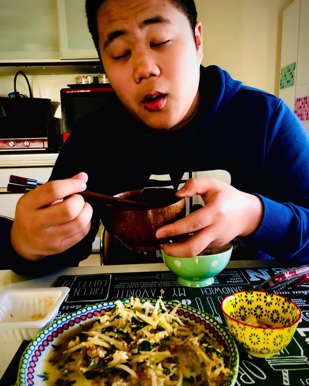 はなわさんのインスタグラム写真 - (はなわInstagram)「朝ごはんを食べる次男・龍ノ介^ - ^  キノコたっぷり炊き込みご飯とニラモヤベーコン卵の炒め物、絹豆腐、納豆、松茸の味お吸い物、炊き込みご飯。  炊き込みご飯には、隠し味に松茸お吸い物の素もいれているそうです！  うめ〜。 YouTube「はなわチャンネル」  東日本大震災の被災地でもある岩手県大槌町。  この町を応援するべく、2018年9月に「三陸♡おおつちPR大使」を委嘱されました。  なぜ縁もゆかりも無かったこの町から僕が任命されたのか…。 それは、ある曲がきっかけでした。 〝歌の力〟  その事実を皆様に感じて頂きたく3月11日の前の日に公開する事にしました。  今年2020年は東日本大震災から10年目に入ります。  今でも復興は道半ばの状況が続いています。  被災地の皆様の心の復興を願い、これからも応援し続けたいと思います。  https://www.youtube.com/channel/UCLwK1tQzsFD8AUlYylNuwug  https://www.youtube.com/channel/UCLwK1tQzsFD8AUlYylNuwug 👍ボタンとチャンネル登録よろしくお願いします。」3月11日 16時16分 - naoki_hanawa