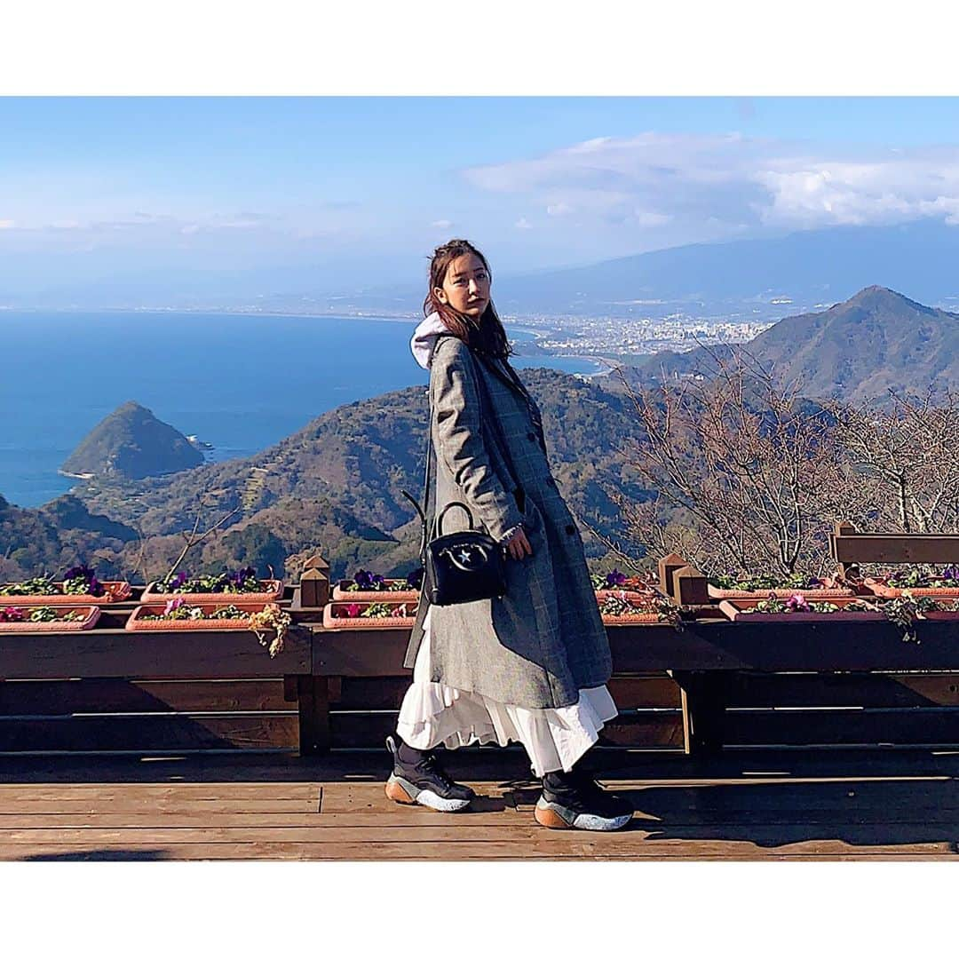 板野友美さんのインスタグラム写真 - (板野友美Instagram)「👗👠私服 #coat @aula_official  #parker  #skirt @fray_id  #sneakers @stellamccartney  #bag @givenchyofficial  #ootd #友Style」3月11日 16時25分 - tomo.i_0703