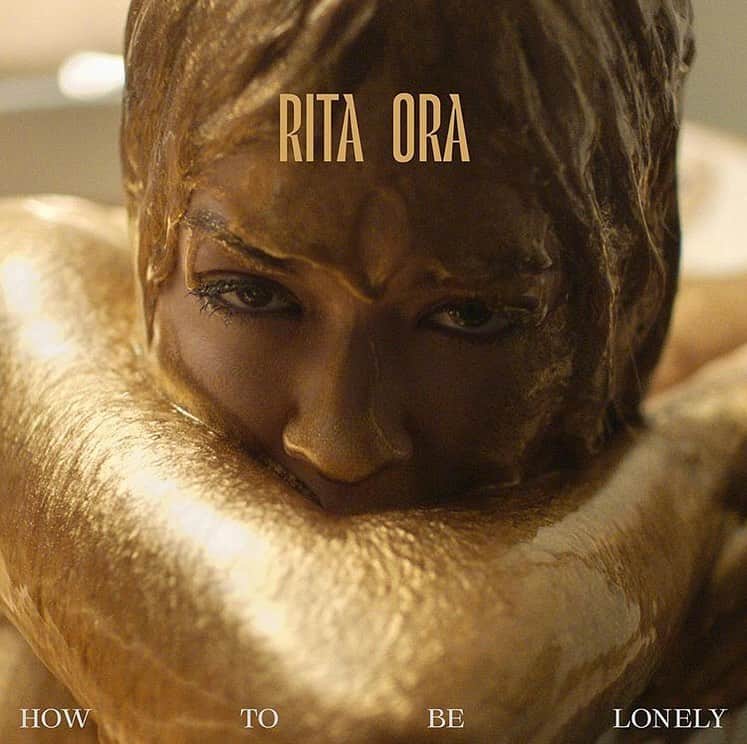 ワーナーミュージック・ジャパン洋楽さんのインスタグラム写真 - (ワーナーミュージック・ジャパン洋楽Instagram)「【Rita Ora】 🇬🇧おしゃれ歌姫、リタ・オラが今週金曜日に新曲「How To Be Lonely」をリリース❣️ ✨ 作曲を手掛けたのはスコットランド出身のシンガー・ソングライター、ルイス・キャパルディ🎤 ✨ 2人の漫才のような掛け合いがかわいい動画も公開中☺️ ✨ そして楽曲の一部をリタが自身のTikTokに投稿💕ぜひチェックしてみてください😉🎵金曜日が待ち遠しい😍 #ritaora #howtobelonely #lewiscapaldi #リタオラ #ルイスキャパルディ #洋楽 #新曲」3月11日 16時35分 - warnermusicjp_intl
