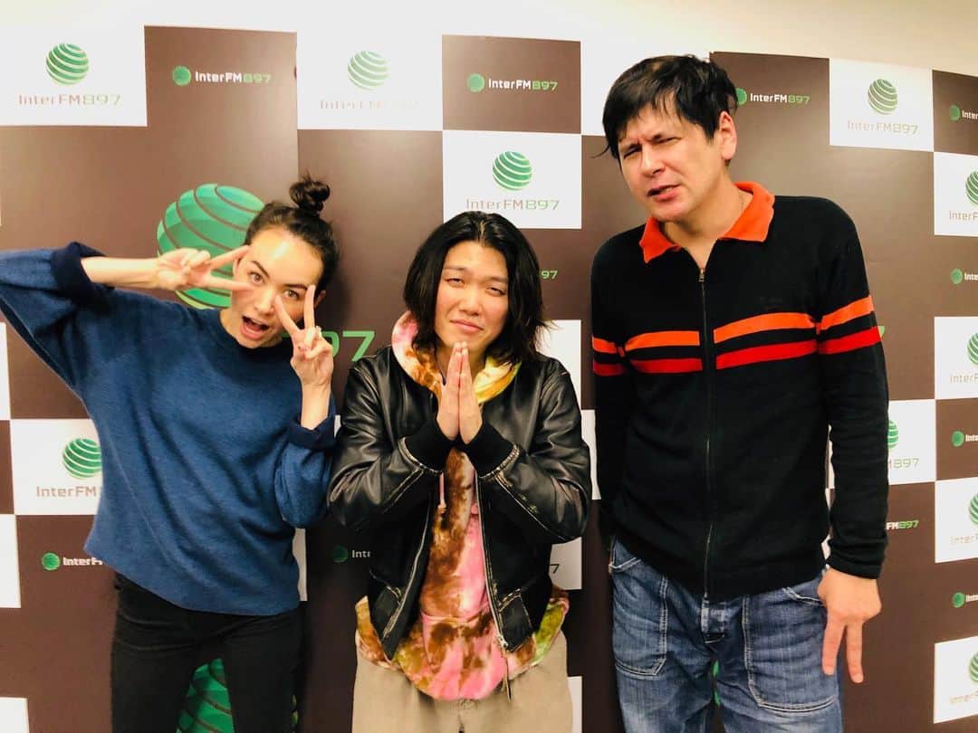 のインスタグラム：「3/10のゲストはTempalayの小原さんでしたー！！ 天然が炸裂してもいつも通りの小原さんでした笑 デジタルシングル「大東京万博」もぜひーー！！ #ジョージとシャウラ #interfm897 #tempalay」