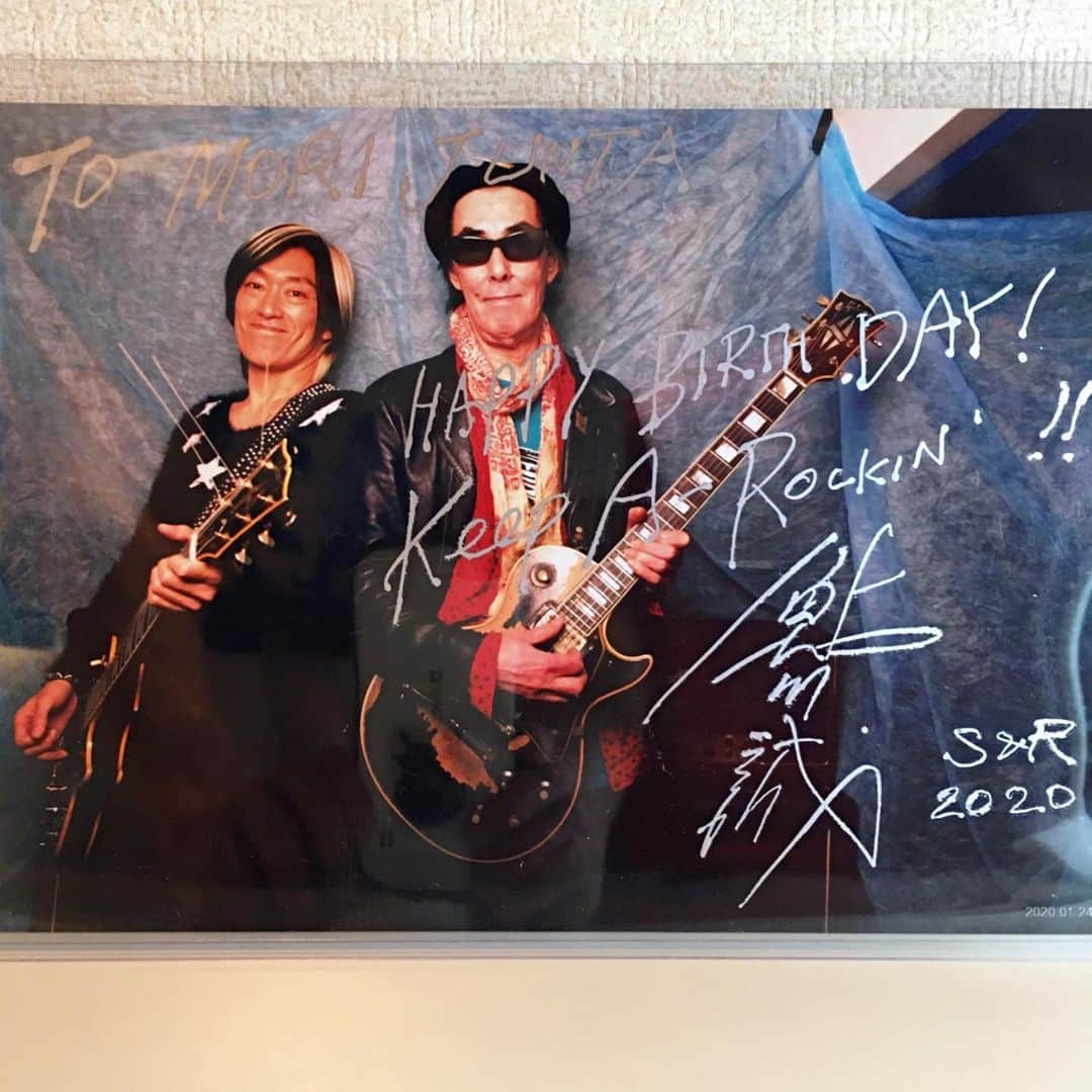 森純太さんのインスタグラム写真 - (森純太Instagram)「keep a rockin！  僕の誕生日に 嬉しいメッセージとサインを鮎川誠さんから頂きました！！ 超大先輩の鮎川さんから keep a rockin！と頂いたら 一生止める訳にはいかない。  勿論だからこその “The Beat Goes On”  ビートは鳴り止まない。  Rockし続けよう！  しかし本当に嬉しかった！  鮎川さんありがとうございます。  いつかまた一緒にrock 'n' rollが出来ますように。  ーーーーーーーーーーーーーーーー  そしてアルバム “The Beat Goes On” の中に収録されている〜自由のオキテ〜鮎川誠さんに参加してもらってます。  2020年の2人のRockin` Beatを是非聴いて下さい。  morijunta.com  @mj__warehose  ーーーーーーーーーーーーーーー  #森純太  #鮎川誠  #シナロケ #lespaulcustom  #lespaul #プレイヤー #インタビュー #写真 #レスポールカスタム  #レスポール #感謝 #嬉しすぎ #皆さんどんどんメッセージくださいね #gethappy」3月11日 16時49分 - juntamori