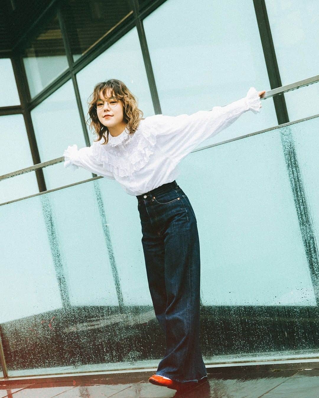 Zoff Officialのインスタグラム：「Zoff UV クリアサングラス / ZF202G03_14F1 Model @xxmeixx1208  正面を細くデザインすることで、顔なじみの良さと快適なかけ心地を実現したトレンドのメタルフレーム。 縦幅があるフレームは、抜け感が出る上に小顔効果も期待でき、ファッションのアクセントに。 クリアなレンズで紫外線を100％カットできるのでこの時期欠かせない一本。  #Zoff #こう見えてサングラス #FASHION #eyewearstyle #メガネ #ゾフ女子 #Zoffコーデ #ZoffUV #クリアサングラス」