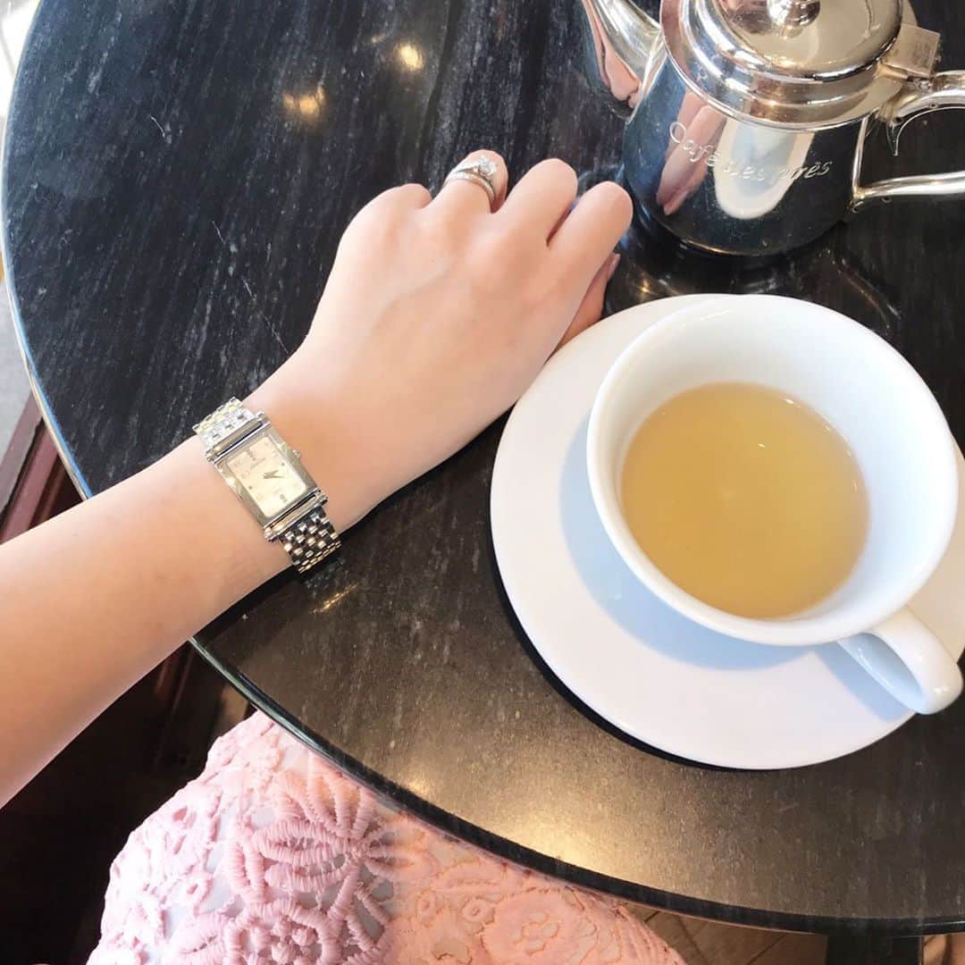 田中麻衣さんのインスタグラム写真 - (田中麻衣Instagram)「ミッシェルエルブランの時計をつけてみました。 これから春夏に向けて腕が見えることが増えるので、時計をつけたくなりますね😌✨ ピンクの革ベルトとステンレスのブレスタイプのベルト気分やファッションで付け替えることができます🎀 . 今銀座三越のM2階にてミッシェル・エルブラン フェアが開催されています。フェアの特典として、通常有料のイニシャル刻印サービスが無料とのこと⌚️お好きなレザーストラップに好きなイニシャルを入れることができます💕 期間は3/17までなので気になる方はぜひ。 @michelherbelin_japon . #michelherbelin #michelherbelinjapon #lovemyantares #ミッシェルエルブラン #アンタレス #時計 #腕時計#pr」3月11日 17時00分 - maitanaka1217