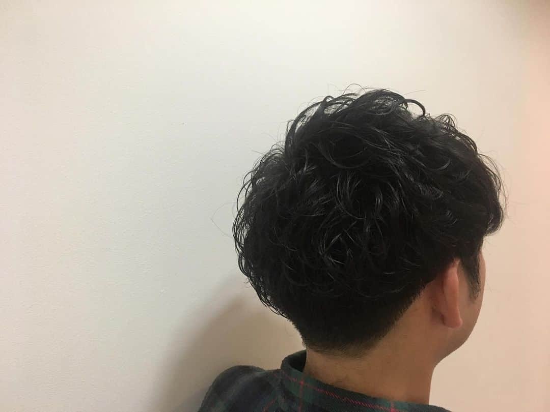 IMAGINE-hairさんのインスタグラム写真 - (IMAGINE-hairInstagram)「. . IMAGINEは、こんな方におすすめのヘアサロンです ❁トップをふんわりさせたい方 ❁つむじ割れが気になる方 ❁毎日のスタイリングを楽に決まるようにしたい方 ❁パサつき、ぺたんこ、うねり、頭皮トラブルなどのお悩みを持たれてる方 ❁小顔、小頭にしたい方 . . . IMAGINEでは、、、 ・髪の毛、頭皮の様々なお悩みを解消します。 ・パサつき、ぺたんこ、うねり、細毛、抜け毛など大人女性のお悩みもお任せ下さい。 ・日本で唯一のパーマでぺたんこ、つむじ割れを解消します。 ・毎日のスタイリングが楽になるように傷めずまとまり長持ちするヘアスタイルを提供します。 ・顔、頭の黄金比(美しく見えるバランス)をベースに小顔、小頭のヘアスタイルにします。 . . 【アクセス】大阪市北区茶屋町1-52コモド梅田ビル2F  各線梅田駅JR大阪駅から新御堂筋へ(東へ)向かって徒歩5～15分。 新御堂筋沿いのCOMODO梅田ビルの2Fです。目印はすき家の上です。 . . 詳しくはホームページをご覧ください www.imagine-hair.com . . 【定休日】毎週月曜日、第2,3火曜日 【受付時間】 【火-土】10：00～18：30　※木曜日は午前中レッスンのため12：00より営業 【日・祝】10：00～18：00 . . ご予約や気になる方、メニューなどのご相談は お電話（06-6292-8008）からお気軽にご連絡下さい❁¨̮ . . #メンズ#メンズカット#刈り上げ#ショート#ショートスタイル#ボブ#ボブスタイル#パーマ#ふんわり#艶#20代ヘアスタイル#30代ヘアスタイル#40代ヘアスタイル#50代ヘアスタイル#小顔#小頭#トップふんわり#ヘッドスパ#梅田美容室#大阪美容室#大阪美容院#梅田美容院#大阪茶屋町#大阪工業大学#関西大学」3月11日 17時01分 - imagine.365.359