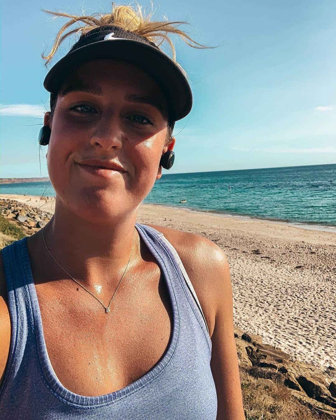 ブリタニー・エルムズリーのインスタグラム：「Slowly improving the land based activities situation 🥵🙌🏼 It was a sweaty trot by the ocean this afternoon!」