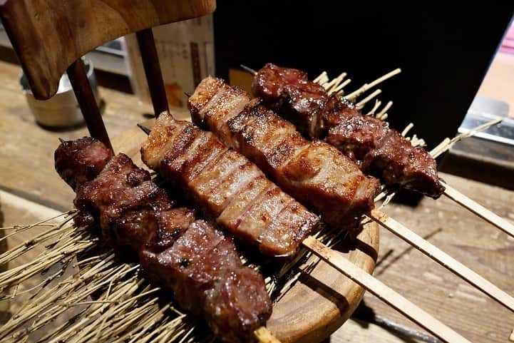 福岡グルメ 福岡ランチ「デビログ」さんのインスタグラム写真 - (福岡グルメ 福岡ランチ「デビログ」Instagram)「赤坂にある『まるたんや』はお手頃価格で牛タンが食べられる大人気の店だ。 「#熟成上タン串 」(980円)は外せない逸品！サクサクの食感がたまらんね。この値段で、このクオリティはすごい😋 個人的なおすすめは「#和牛トロタン刺 」(980円)。この和牛のタン刺はとろける食感でバリウマ👌しかもこの値段はお得🙆‍♂️ 3月、4月限定の飲み放題付4,500円(税込)のコースも良さそう。 店内は居酒屋のような雰囲気で、若者が多いので、おじさんはちょっと落ち着かないかもしれないが、入口付近の立ち飲みカウンターで美味しいものをササっと食べて帰るには良いかも✌️ . 他pic、内観などは「デビログ」に掲載しています。 サイトを見る場合はブラウザで「デビログ」で検索👉 . #まるたんや #福岡市中央区赤坂 1-6-22 赤坂野田ビル 1F 092-761-2929 17:30～0:30 日曜日営業 不定休 . ♦️福岡グルメ 福岡ランチの店舗探しならブラウザで「デビログ」で検索👉 ♦️「デビログ」に掲載していないディープな店舗情報はブラウザで「もっとデビログ」で検索👉 . #福岡牛タン #赤坂グルメ #福岡肉 #極味や #福岡 #博多 #fukuokapics #fukuoka #fukuokacity #hakata #fukuokarestaurant #fukuokagourmet #IGersJP #ig_japan #福岡レストラン #福岡飲食店 #福岡グルメ #福岡ランチ #福岡ごはん #福岡ご飯 #食べログ福岡 #福岡飯 #福岡食べ歩き #インスタグルメ」3月11日 17時16分 - devi_takahashi