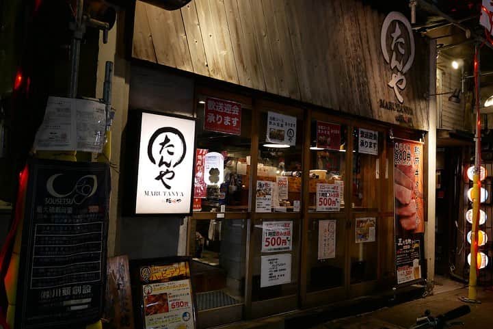 福岡グルメ 福岡ランチ「デビログ」さんのインスタグラム写真 - (福岡グルメ 福岡ランチ「デビログ」Instagram)「赤坂にある『まるたんや』はお手頃価格で牛タンが食べられる大人気の店だ。 「#熟成上タン串 」(980円)は外せない逸品！サクサクの食感がたまらんね。この値段で、このクオリティはすごい😋 個人的なおすすめは「#和牛トロタン刺 」(980円)。この和牛のタン刺はとろける食感でバリウマ👌しかもこの値段はお得🙆‍♂️ 3月、4月限定の飲み放題付4,500円(税込)のコースも良さそう。 店内は居酒屋のような雰囲気で、若者が多いので、おじさんはちょっと落ち着かないかもしれないが、入口付近の立ち飲みカウンターで美味しいものをササっと食べて帰るには良いかも✌️ . 他pic、内観などは「デビログ」に掲載しています。 サイトを見る場合はブラウザで「デビログ」で検索👉 . #まるたんや #福岡市中央区赤坂 1-6-22 赤坂野田ビル 1F 092-761-2929 17:30～0:30 日曜日営業 不定休 . ♦️福岡グルメ 福岡ランチの店舗探しならブラウザで「デビログ」で検索👉 ♦️「デビログ」に掲載していないディープな店舗情報はブラウザで「もっとデビログ」で検索👉 . #福岡牛タン #赤坂グルメ #福岡肉 #極味や #福岡 #博多 #fukuokapics #fukuoka #fukuokacity #hakata #fukuokarestaurant #fukuokagourmet #IGersJP #ig_japan #福岡レストラン #福岡飲食店 #福岡グルメ #福岡ランチ #福岡ごはん #福岡ご飯 #食べログ福岡 #福岡飯 #福岡食べ歩き #インスタグルメ」3月11日 17時16分 - devi_takahashi