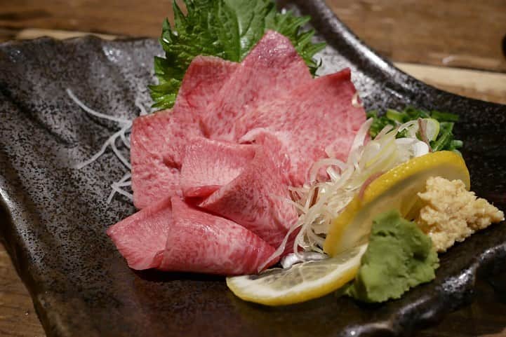福岡グルメ 福岡ランチ「デビログ」さんのインスタグラム写真 - (福岡グルメ 福岡ランチ「デビログ」Instagram)「赤坂にある『まるたんや』はお手頃価格で牛タンが食べられる大人気の店だ。 「#熟成上タン串 」(980円)は外せない逸品！サクサクの食感がたまらんね。この値段で、このクオリティはすごい😋 個人的なおすすめは「#和牛トロタン刺 」(980円)。この和牛のタン刺はとろける食感でバリウマ👌しかもこの値段はお得🙆‍♂️ 3月、4月限定の飲み放題付4,500円(税込)のコースも良さそう。 店内は居酒屋のような雰囲気で、若者が多いので、おじさんはちょっと落ち着かないかもしれないが、入口付近の立ち飲みカウンターで美味しいものをササっと食べて帰るには良いかも✌️ . 他pic、内観などは「デビログ」に掲載しています。 サイトを見る場合はブラウザで「デビログ」で検索👉 . #まるたんや #福岡市中央区赤坂 1-6-22 赤坂野田ビル 1F 092-761-2929 17:30～0:30 日曜日営業 不定休 . ♦️福岡グルメ 福岡ランチの店舗探しならブラウザで「デビログ」で検索👉 ♦️「デビログ」に掲載していないディープな店舗情報はブラウザで「もっとデビログ」で検索👉 . #福岡牛タン #赤坂グルメ #福岡肉 #極味や #福岡 #博多 #fukuokapics #fukuoka #fukuokacity #hakata #fukuokarestaurant #fukuokagourmet #IGersJP #ig_japan #福岡レストラン #福岡飲食店 #福岡グルメ #福岡ランチ #福岡ごはん #福岡ご飯 #食べログ福岡 #福岡飯 #福岡食べ歩き #インスタグルメ」3月11日 17時16分 - devi_takahashi