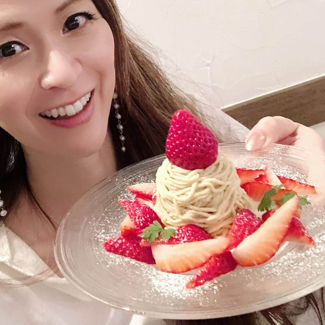 里井真由美さんのインスタグラム写真 - (里井真由美Instagram)「🇯🇵🌰🍓 1日10個限定！ 朝摘み 完熟女峰のモンブランショート ・ ・ 谷中銀座、大好きな和栗専門店「和栗や」さんの春モンブラン🌰🍓 ・ ・ →2枚め断面) 茨城産の和栗の上にも中にも周りにも！朝摘まれたばかりの女峰苺がゴロゴロ〜🍓🍓🍓🍓 ・ ・ とろける生クリームと、土台はスポンジになっていて、一層 ショートケーキ感がありますよ。 ・ ・ 「完熟朝摘み」の苺は とても希少貴重です😊🍓 ギリギリまで完熟させた方が甘く香りよく濃厚です。 ・ ・ でも通常は、まだ完熟しない状態を摘み、出荷し小売店に並んだ時に完熟に近いくらいにさせます。。なので 完熟させる農家さんも減ってきました。 ・ ・ だから、完熟いちごを作る農家さんも、それを朝摘みに行く 和栗やさんもスゴイです！✨✨✨✨😌 ・ ・ この朝摘み女峰苺の春モンブラン、シリーズには、パフェもございます🍓🌰🍓🌰🍓 モンブランショートは1日10個限定なので午前中がおすすめです😊 ・ ・  #モンブランの世界#栗#和栗#栗スイーツ#モンブラン#フランス栗#里井真由美#Gâteauauxmarrons#勃朗峰蛋糕#さといいね#栗スイーツ#푸드저널리스트#MontBlanc#ホテルスイーツ#デパ地下スイーツ#ありが糖運動#まゆログ#甜食#Chestnutcake#밤케이크#フードジャーナリスト里井真由美#断面モンブラン#衣替えモンブラン#断面フェチ#食品记者#草莓味#いちご#甜食#fromgram」3月11日 17時22分 - mayumi.satoi