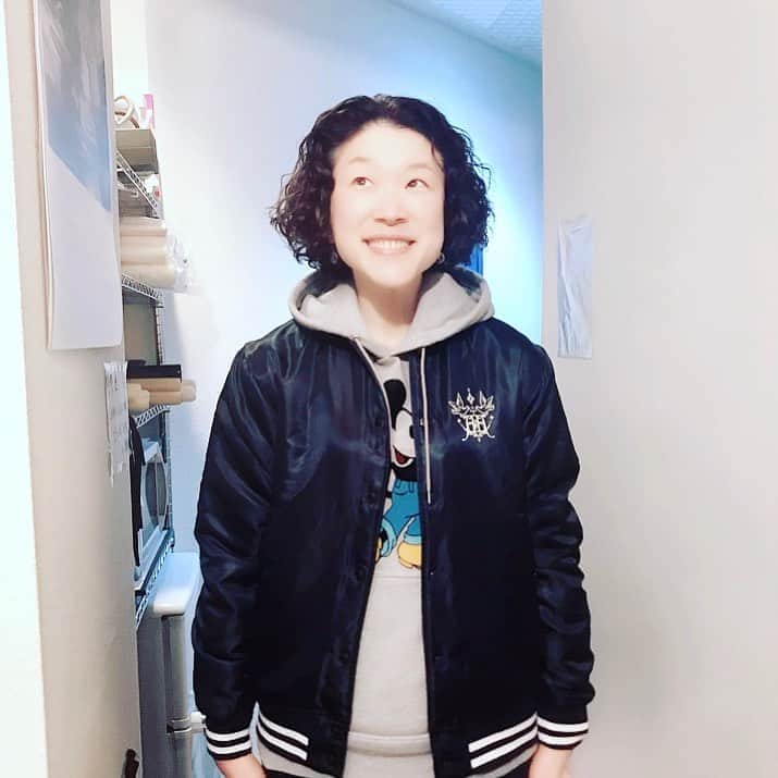 新居昭乃のインスタグラム：「Codex Barbèsで華麗な太鼓を叩くしとっても明るくて優しくて大人気の梅ちゃんが、リハにアキノジャンパーを着て来てくれました！！いつのまに買ってくれたの。。 ありがとうヽ(；▽；)ノ」