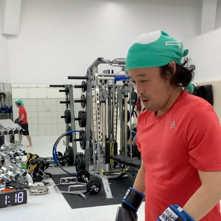 岸本加世子のインスタグラム：「かよちゃんトレーニング。 今日はミュージカル編。笑🤣#bravegym ＃岸本篤史#やついいちろう」