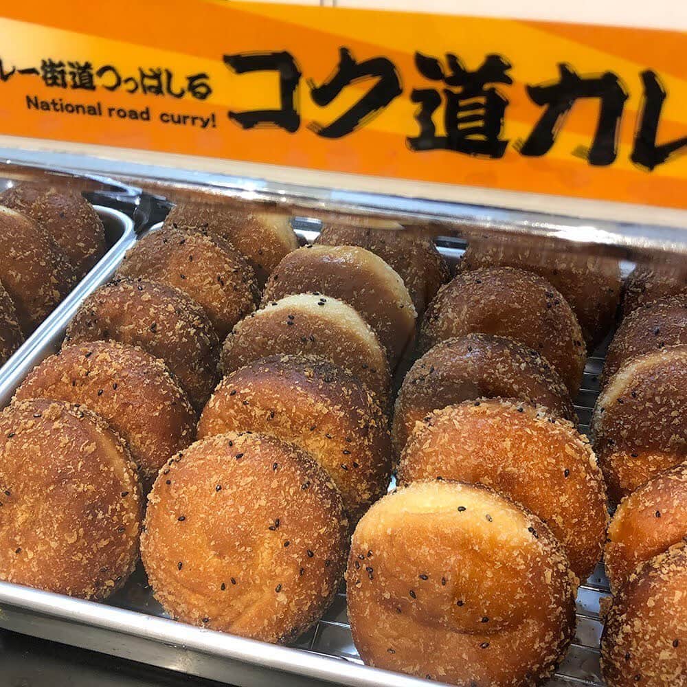 daimarusapporoさんのインスタグラム写真 - (daimarusapporoInstagram)「【HOKKAIDOいいコトいいモノマルシェスタート✨】 . 本日より人気催事が7階催事場でスタート！ 道内のおいしいグルメやぬくもりあふれるクラフト作品が集まりました😊 . 会場ではイチゴスイーツをはじめ、パン、餃子、カレー、やきとり弁当、ジェラート、コロッケなどなど美味しいものが勢ぞろい！ どれを食べようか迷っちゃいます😍 3/16(月)まで開催中です✨ ※最終日は午後6時閉場 . #北海道 #いいものいいことマルシェ #グルメ #イチゴ #道内 #大丸札幌」3月11日 17時41分 - daimarusapporo