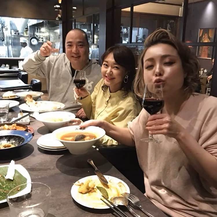 のインスタグラム：「お久しぶりのどさけんさんとツジカオルコさんと💋  念願の106サウスインディアンへ🍛👳🏻‍♂️バターチキンカレーすんごい美味しかった🥺程良い甘さとコク、、❤️すでにもう一度食べたい…！！カレーもだけどタンドリーチキンとかも美味しかったーー！！♫ ナンと白ごはんで締めたのに、、帰りにラーメンをみんなでシェア〜🍜 お腹いっぱいすぎてさすがに限界だった！けどチャーハンは少し食べたw 次回はもっとガッツリ食べます！✊🏻😆 🍜  #恋バナ  楽しい夜でした❤️ #106サウスインディアン  #秀ちゃんラーメン  #とんぼ店 #カレー  #バターチキンカレー #ラーメン #チャーハン #どさけん さん #ツジカオルコ さん💋 #福岡」