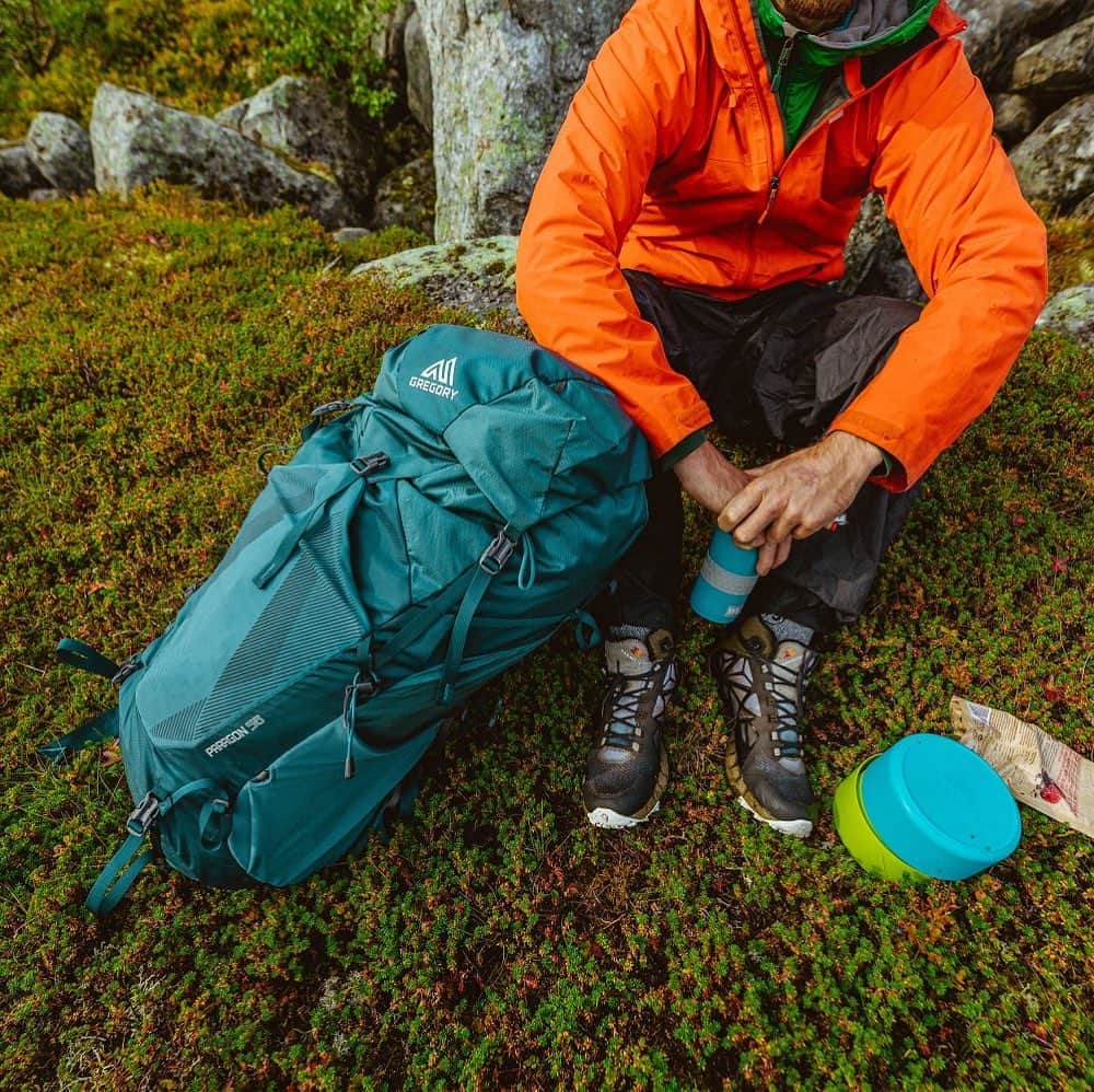 GREGORYのインスタグラム：「数日間を山で過ごすには、軽くて敏捷な動きに対応でき、重たい荷物も快適に背負えるパックが必須。必要な機能を全て備えたパラゴン/メイブンは頼れる冒険の相棒。  #PARAGON #MAVEN」